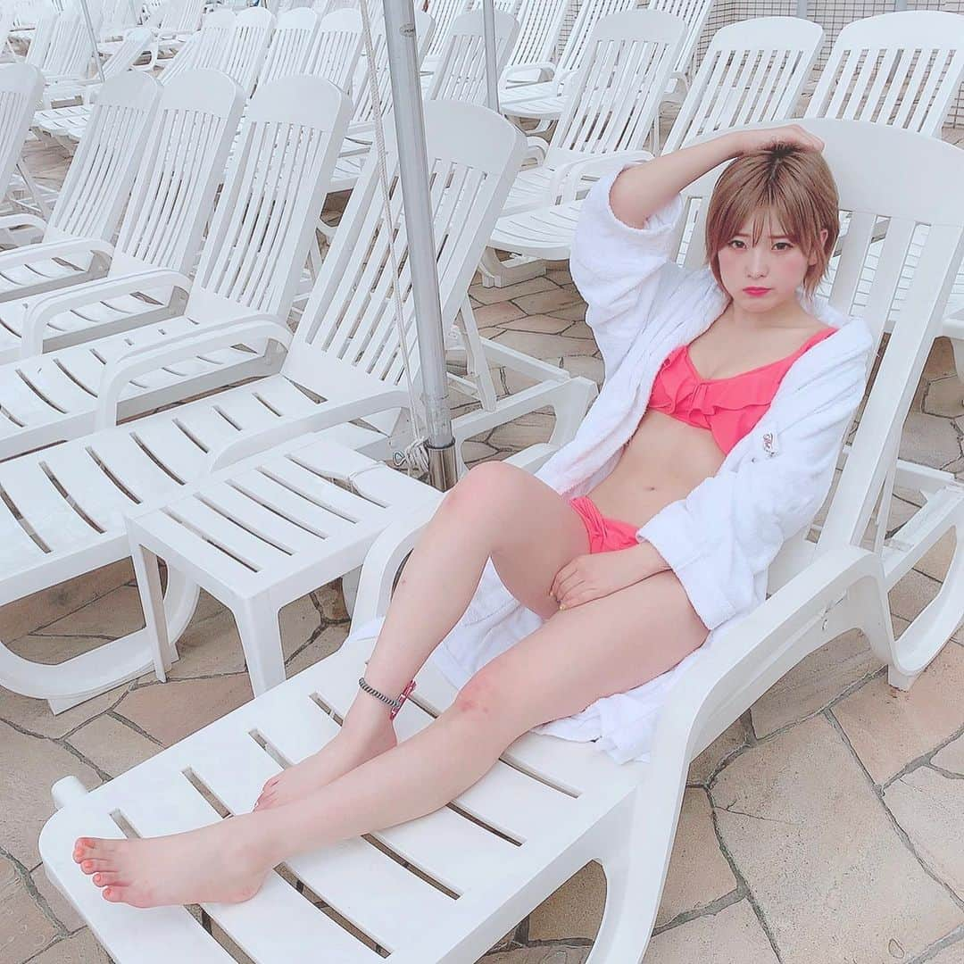 こなんさんのインスタグラム写真 - (こなんInstagram)「. . 膝汚ねぇ 傷一生治んない  #プール#夏#水着#治った頃にまた転ける」7月26日 11時15分 - konan_610