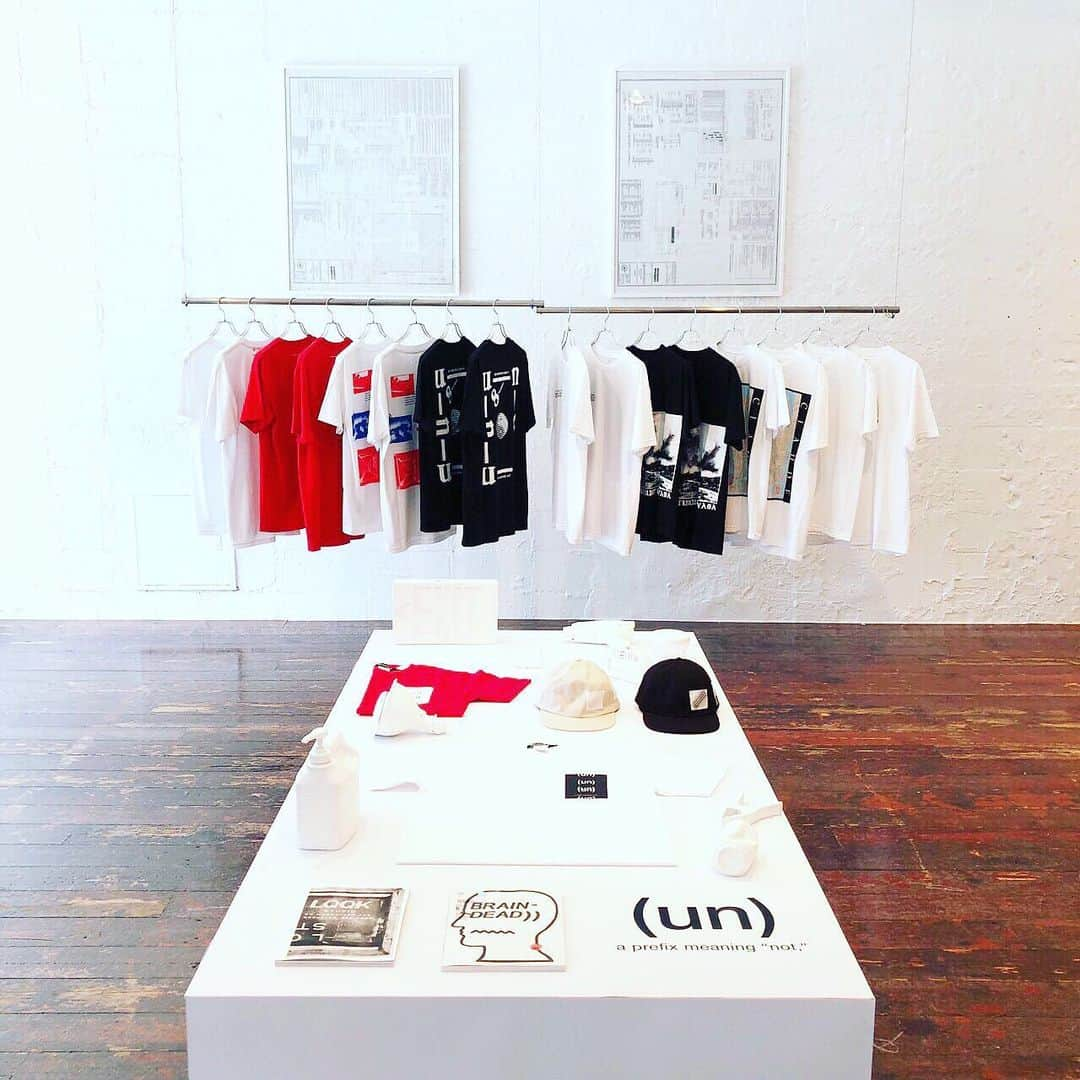 BEAMS MENさんのインスタグラム写真 - (BEAMS MENInstagram)「… (un) projects 7.26(fri)  Release at BEAMS T HARAJUKU ・ ニューヨークとロサンゼルスを拠点に多方面に活躍するクリエイティブ集団 (un)。 これまでに「LQQKStudio」や「Brain Dead」といった新進気鋭のブランドと出版物をメインにリリースしてきた同プロジェクトから、アパレルラインが本格的にスタート。 国内では、BEAMS Tエクスクルーシブとしてローンチします。 ブランドの世界観を表現したインスタレーションをBEAMS T HARAJUKUで行う他、BEAMS T別注アイテムも発売いたします。  @un_instgrm @duckwrth @beamst #un #unprojects #beamst」7月26日 11時30分 - beams_mens_casual