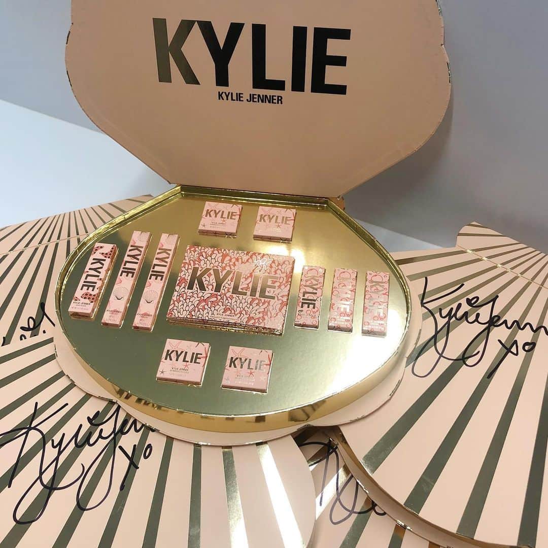 Kylie Cosmeticsさんのインスタグラム写真 - (Kylie CosmeticsInstagram)「(CLOSED) GIVEAWAY 🏝 We’re giving away 5 Summer Collection PR boxes signed by @kyliejenner! ✨ To enter: follow @kyliecosmetics, like this pic and our last 3 pics and tag a friend in the comments 💕 Winners will be announced on this post over the next 5 days and contacted by DM. Giveaway ends Tuesday, July 30th at 11:59pm pst. 💫 No purchase necessary! Good luck 🎉 First winner is @saranaomi24! The second winner is @angelectricc! Third winner is @jen_cole14! The fourth winner is @svxiimv! The fifth and last winner is @ffiiiiinnnnneeeewwwiiinnnneeee! Thanks all for entering! Stay tuned for more giveaways coming SOON! 💗」7月26日 11時24分 - kyliecosmetics