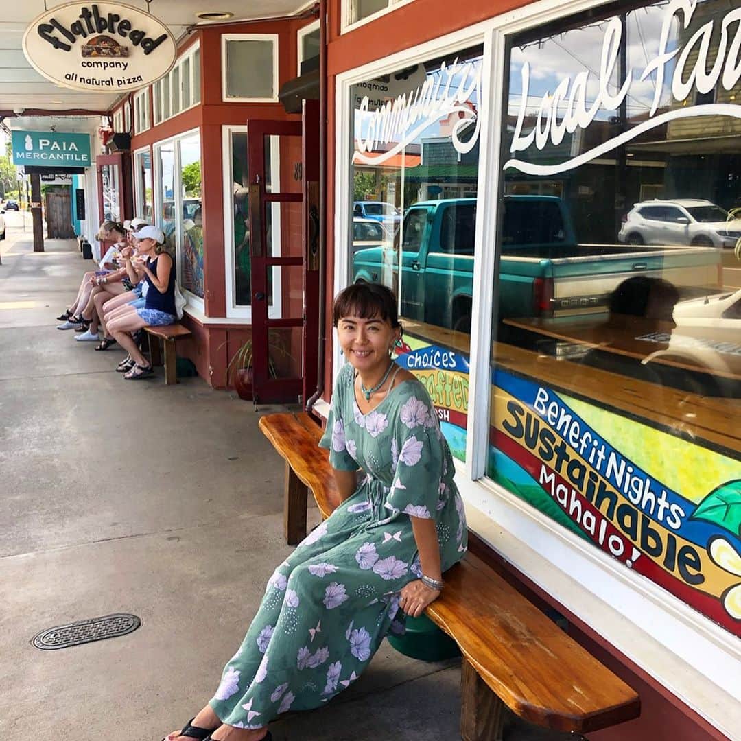 田中律子さんのインスタグラム写真 - (田中律子Instagram)「オアフ島から、マウイ島へ🌴🌞 マウイのパイアの町、古い建物をリノベーションしてるから、可愛いお店がたくさん❤️ ランチは、ハナ・ハイウェイ沿いの「FLATBREAD COMPANY」 ピザ窯で焼き立ての美味しいピザが食べれます👌カルアポークのピザを食べたのに、食べるの夢中で写真わすれたw  #hawaii  #maui  #beachlife  #夏休み #時差ボケ #眠いけど寝ない」7月26日 11時37分 - ri2kotanaka
