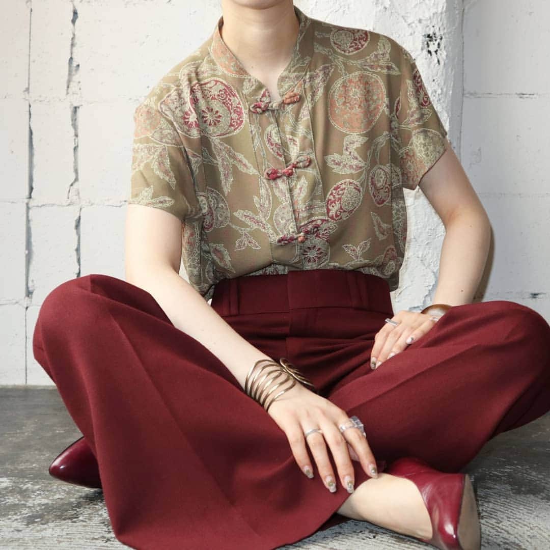 吉祥寺 古着屋 Orfeoのインスタグラム：「Pattern China Blouse  #orfeo #kichijoji #tokyo #vintage #used #fashion #coordinate #outfit #オルフェオ #吉祥寺 #東京 #古着 #古着屋 #ヴィンテージ #ユーズド #ファッション #コーディネート  掲載商品のお問い合わせはメールにて承っております。コメント、DMでのお問い合わせは受け付けておりませんのでご了承ください。」