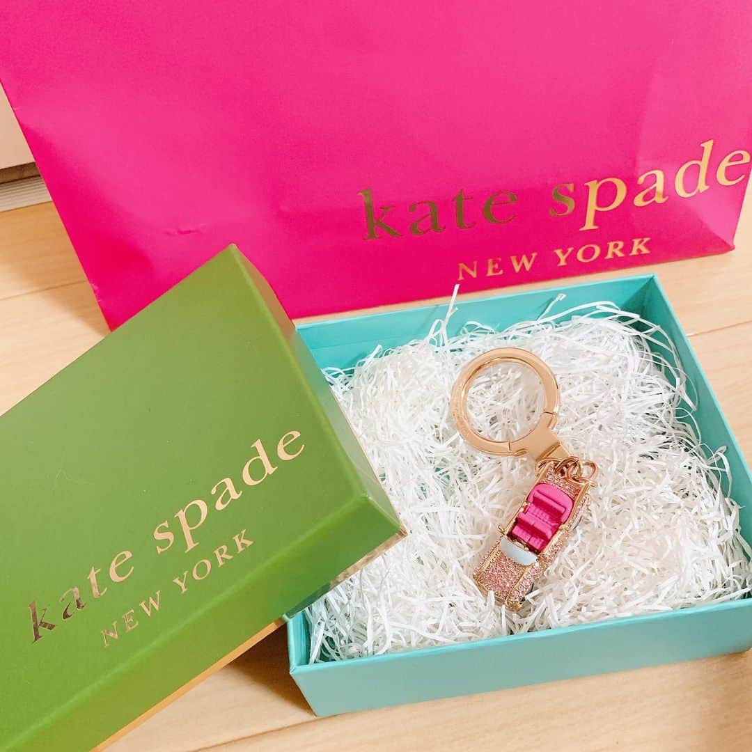 のインスタグラム：「大好きな友達の秀香ちゃんに プレゼントでもらった kate spadeの キャデラックキーホルダー🚗 . 可愛すぎて すぐにキーケースにつけました🎵 . 今年は今まで以上に 周りのみんながたくさん お祝いしてくれて 幸せな誕生日だったなぁ💋💋 . #katespade #ケイトスペード #キャデラック #cadillac  #present #birthday #プレゼント」