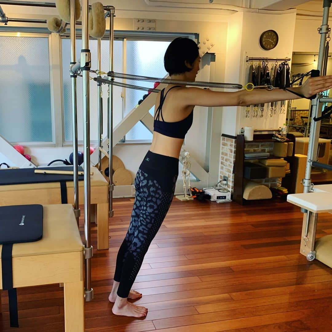 小椚ちはるさんのインスタグラム写真 - (小椚ちはるInstagram)「日本に帰ってきたら必ず通う@zenplacebasipilates_official  ピラティスでトレーニングしながら体の歪みを調整してくれて本当に助かります！！ バネを使ってのスクワットは見た目以上にキツイ...笑」7月26日 11時47分 - chiharuokunugi