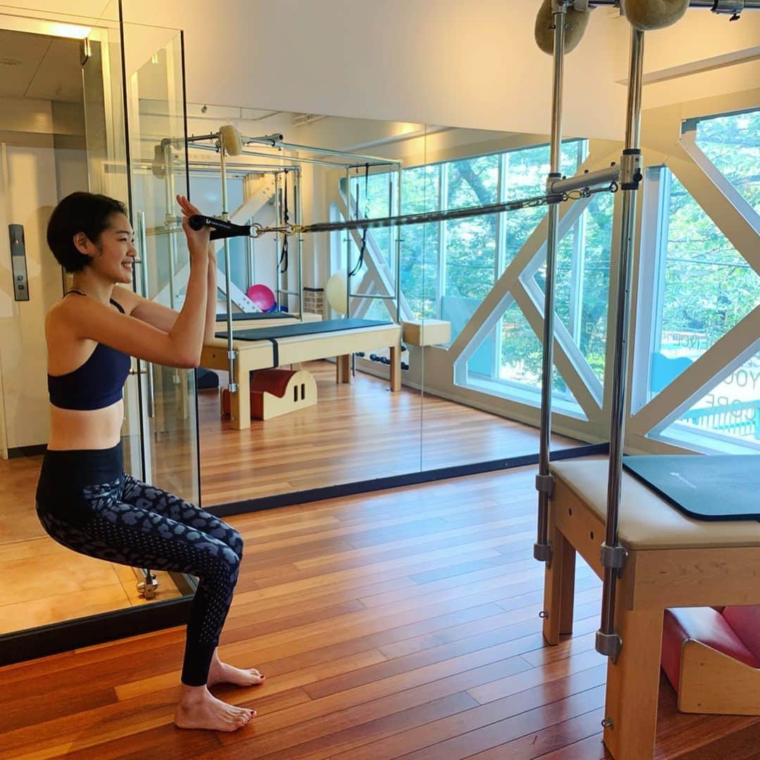 のインスタグラム：「日本に帰ってきたら必ず通う@zenplacebasipilates_official  ピラティスでトレーニングしながら体の歪みを調整してくれて本当に助かります！！ バネを使ってのスクワットは見た目以上にキツイ...笑」