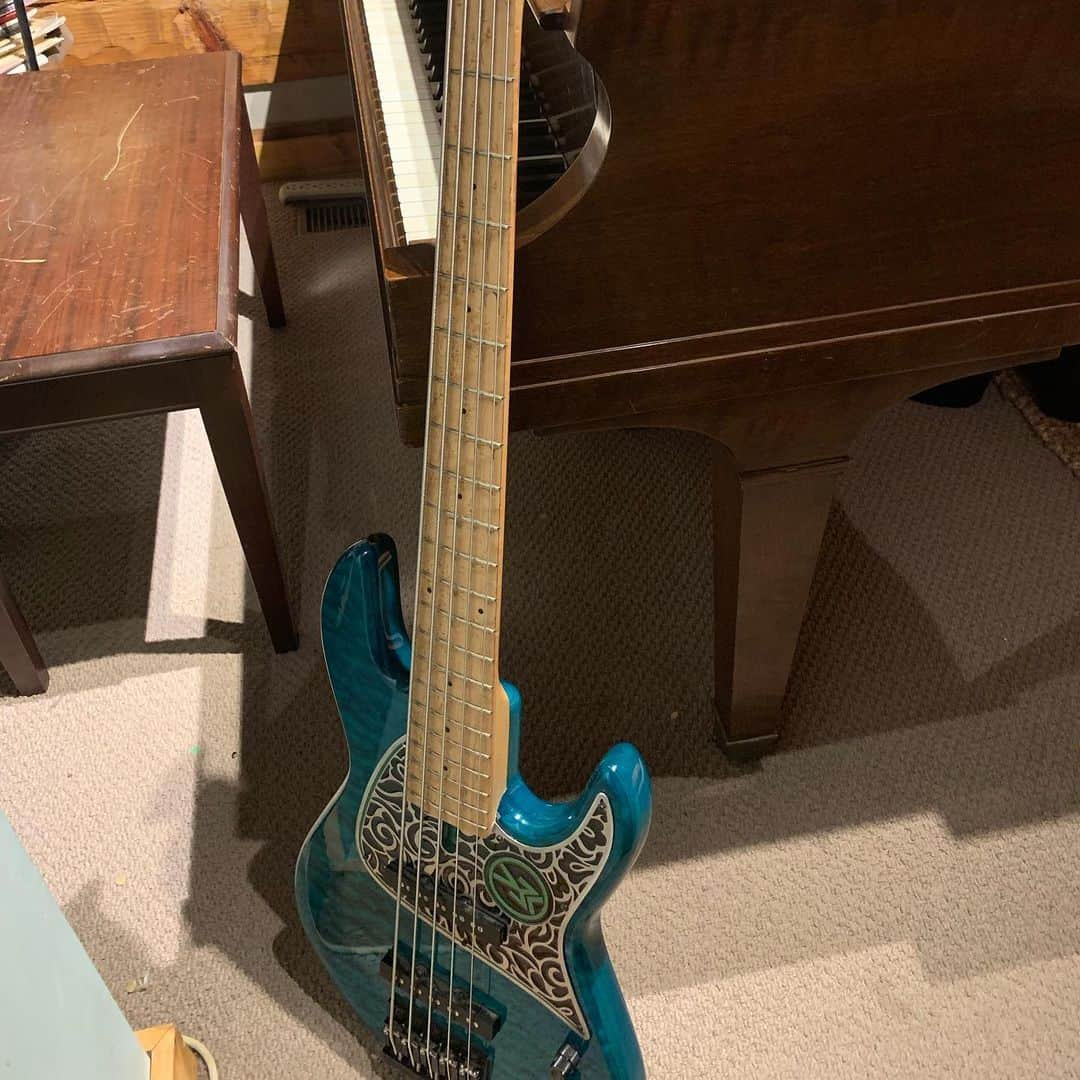 ヴィクター・ウッテンさんのインスタグラム写真 - (ヴィクター・ウッテンInstagram)「The most amazing custom pick guard I’ve ever seen from @alperiouspickguard  Thank You!!! #bassguitar #victorwooten #alperiouspickguard」7月26日 11時49分 - victorwooten