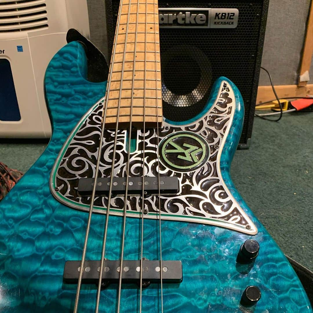 ヴィクター・ウッテンさんのインスタグラム写真 - (ヴィクター・ウッテンInstagram)「The most amazing custom pick guard I’ve ever seen from @alperiouspickguard  Thank You!!! #bassguitar #victorwooten #alperiouspickguard」7月26日 11時49分 - victorwooten