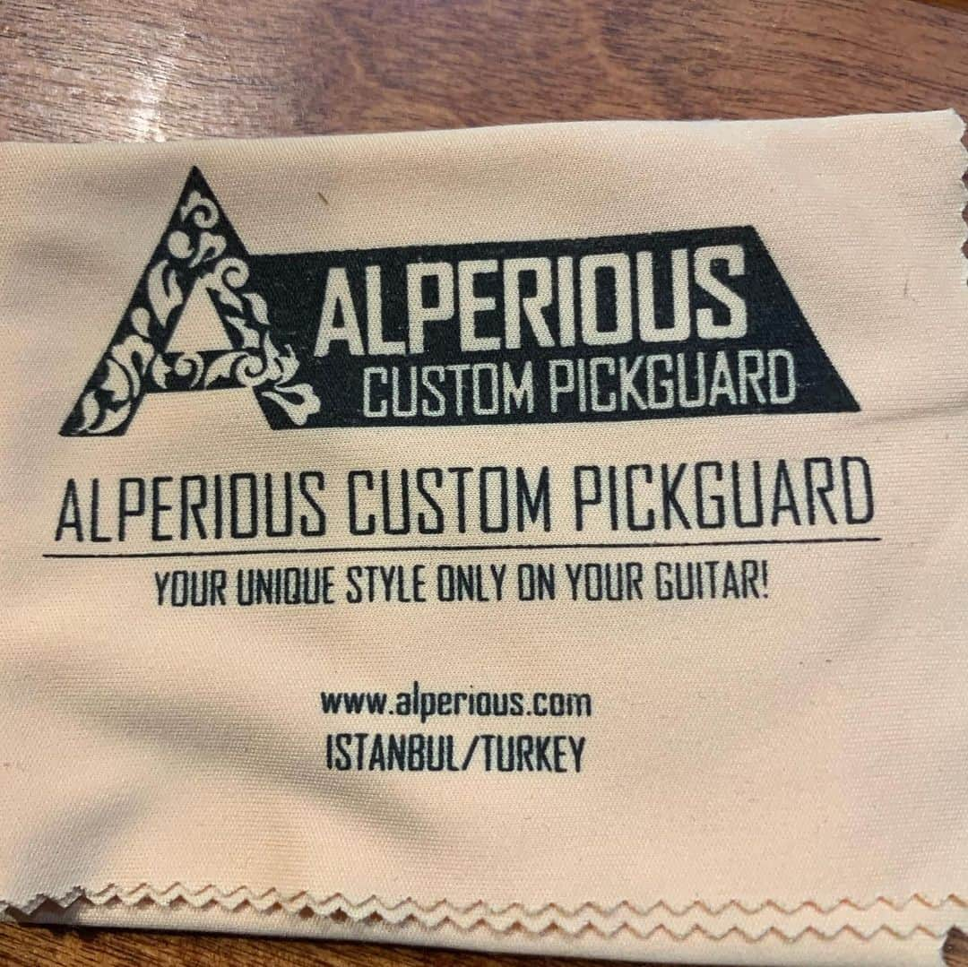 ヴィクター・ウッテンさんのインスタグラム写真 - (ヴィクター・ウッテンInstagram)「The most amazing custom pick guard I’ve ever seen from @alperiouspickguard  Thank You!!! #bassguitar #victorwooten #alperiouspickguard」7月26日 11時49分 - victorwooten