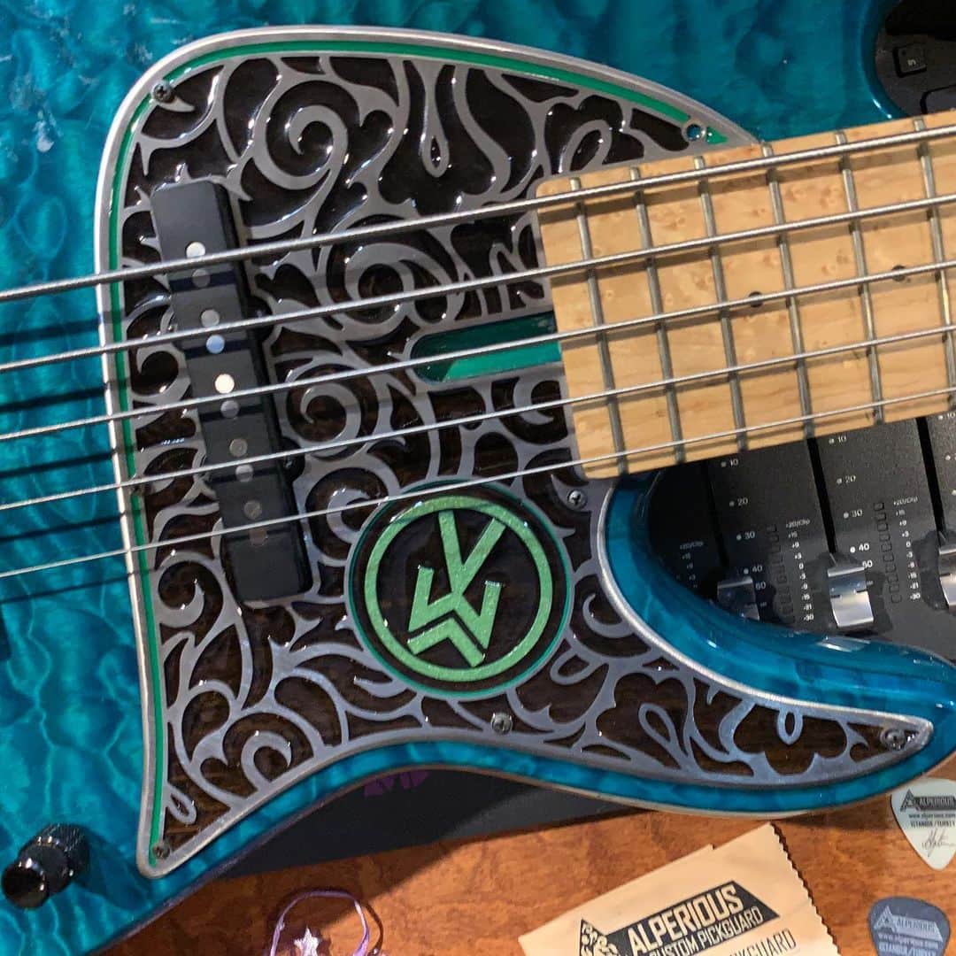 ヴィクター・ウッテンのインスタグラム：「The most amazing custom pick guard I’ve ever seen from @alperiouspickguard  Thank You!!! #bassguitar #victorwooten #alperiouspickguard」