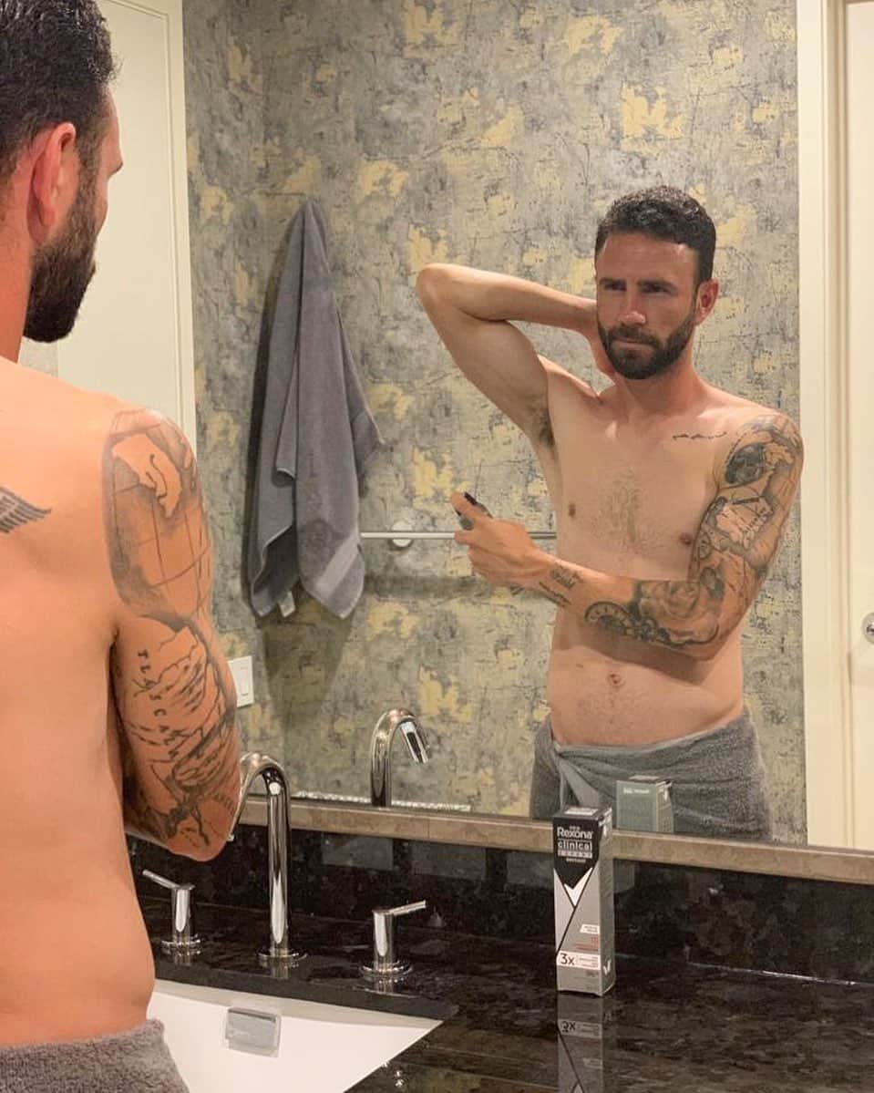 ミゲル・ラジュンのインスタグラム：「Con todo y mis horas de entrenamiento para los partidos el nuevo antitranspirante de @rexonamx me salva del sudor y mal olor 🤙🏻 .  #Nadaesmásfuerte #RexonaNoTeAbandona #RexonaClinical #3XProtección #NadaTeDetiene」