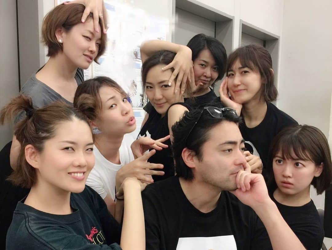 のインスタグラム：「ライブ直前ではありますが、 『ペテン師と詐欺師』稽古真っ只中。 今週は振り付け週間で、毎日新たな振りと闘い中。 体に馴染んでなさすぎるので、練習あるのみ。後一ヶ月で必ずモノにしなければ。 夏の福田組に参加させていただくのはヤンフラから始まって3年目！ 熱い夏はじまってます☀️💦 #ペテン師と詐欺師 #dirtyrottenscoundrels #新橋演舞場 #musical #rehersals」