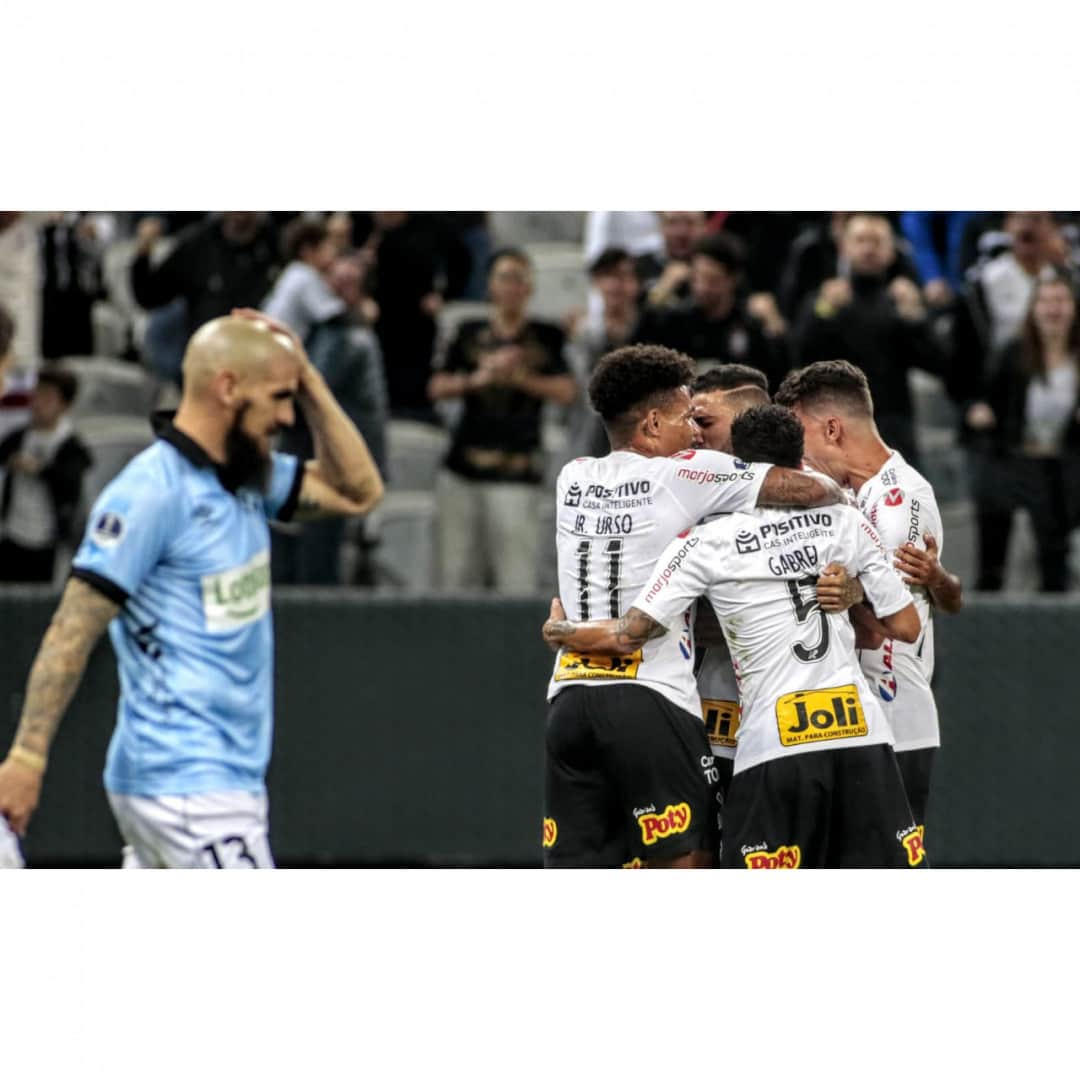 コリンチャンスさんのインスタグラム写真 - (コリンチャンスInstagram)「Fiel, confira algumas fotos da vitória do Timão por 2 a 0 sobre o Montevideo Wanderers pelo jogo de ida das oitavas de final da Copa Sul-Americana!⠀ ⠀ 📷 Daniel Augusto Jr./Ag. Corinthians⠀ ⠀ #VantagemAlvinegra #VaiCorinthians #SCCPxMON #MeuBMG #NãoÉSóPatrocínio #TimeDoPovo #Corinthians #Timão #CorinthiansTV #FielTorcedor #AFielÉFoda #UmSoCorinthians #NikeFutebol #Joli #EstrellaGalicia #UniversidadeBrasilOficial #ÉPositivo #CorinthiansÉPositivo #LoucoPotyCorinthians #PostosALE #ALEnoTimão #TODOSportiCorinthians #CartãodeTODOSCorinthians #TODOSpeloTimão」7月26日 11時55分 - corinthians