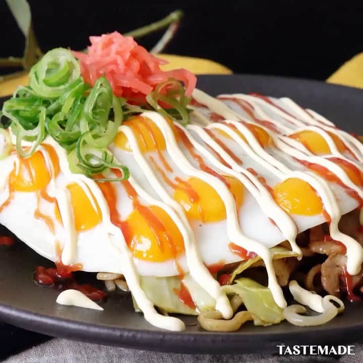 のインスタグラム：「【妖怪レシピ】百目オムそば🍳⠀⁠⠀ ⠀⠀⁠⠀ スマホアプリはレシピを簡単に探せるよ📲⠀⁠⠀ ダウンロードはプロフィールのURLをクリック👆 ⠀⁠⠀ ⠀⠀⁠⠀ ■材料⠀⁠⠀ ・うずらの卵　１０個⠀⁠⠀ ・サラダ油　小さじ１⠀⁠⠀ ⠀⠀⁠⠀ 《焼きそば》⠀⁠⠀ ・焼きそば　１玉⠀⁠⠀ ・豚肉　50g⠀⁠⠀ ・キャベツ　50g⠀⁠⠀ ・もやし 30g⠀⁠⠀ ・水　大さじ２⠀⁠⠀ ・塩・胡椒　少々⠀⁠⠀ ⠀⠀⁠⠀ 《トッピング》⠀⁠⠀ ・九条ネギ（小口切り）適量⠀⁠⠀ ・ケチャップ　適量⠀⁠⠀ ・マヨネーズ　適量⠀⁠⠀ ・紅生姜⠀⁠⠀ ⠀⠀⁠⠀ ■手順⠀⁠⠀ 1. キャベツと豚バラ肉は一口大に切っておく。⠀⁠⠀ 2. うずらの卵をボウルに全て割っておく⠀⁠⠀ 3. 温めたフライパンにサラダ油をひき、うずらの卵を静かに入れる。弱火でゆっくりと加熱していき、卵白が白くなった取り出す。⠀⁠⠀ 4. 同じフライパンに再度サラダ油を引き、中火で豚肉・塩胡椒を加えて炒める。軽く火が入ったら、キャベツ、もやし、焼きそば、水を加えて炒める。付属の焼きそばソースをまぶして、全体を和える。⠀⁠⠀ 5. お皿に焼きそばを盛り、うずらの卵の目玉焼きをのせる。ケチャップとマヨネーズをかけたら、九条ネギ・紅ショウガを添える。⠀⁠⠀ ⠀⠀⁠⠀ #food #foodie #cooking #recipe#tastemade #japan #japanese#japanesefood⠀⁠⠀ ⠀⠀⁠⠀ #料理 #クッキング #レシピ #おうちご飯 #おうちごはん #おうちカフェ #ランチ #お昼ごはん #ディナー #夜ごはん #オムそば#目玉焼き」
