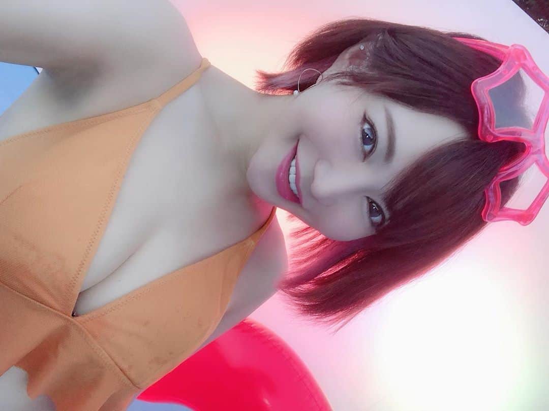 里美ゆりあのインスタグラム：「ナイトプールで はしゃいで楽しかった❤️ #ナイトプール#水着#summer#ぺ部#活動#夏#night#pool#浮き輪#friends#girls#cute」