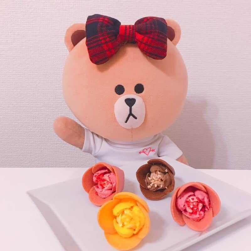 CHOCOのインスタグラム：「🌷💛🌷💛🌷💛🌷 . #東京みやげで大人気のチューリップローズ🌷🎶 . ベリー、パッションマンゴー、キャラメルナッツの３種類😍 今度お友だちにもおみやげで持って行こうかな💓 . . #東京チューリップローズ #tokyotuliprose #チューリップローズ #linefriends #withCHOCO」