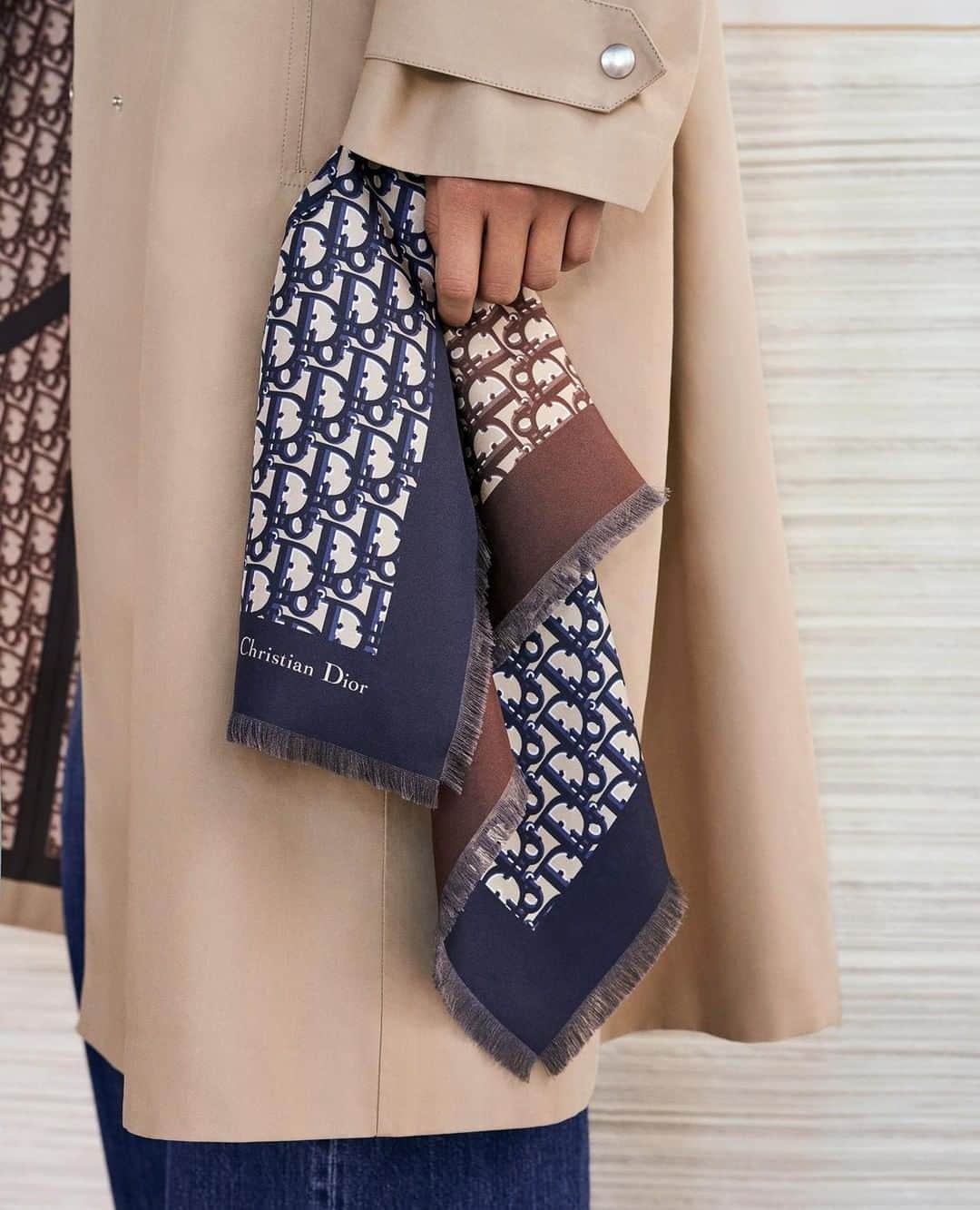 クリスチャンディオールさんのインスタグラム写真 - (クリスチャンディオールInstagram)「Check out the new 'Diortwin' double-faced silk scarf from the #DiorFall19 collection by #MariaGraziaChiuri. Sporting the emblematic #DiorOblique print, it's now available at the new #DiorChampsElysees boutique!⁠ Courtesy of Sheila Hicks and Sikkema Jenkins & Co., New York.⁠ © Bibi Borthwick」7月26日 12時00分 - dior