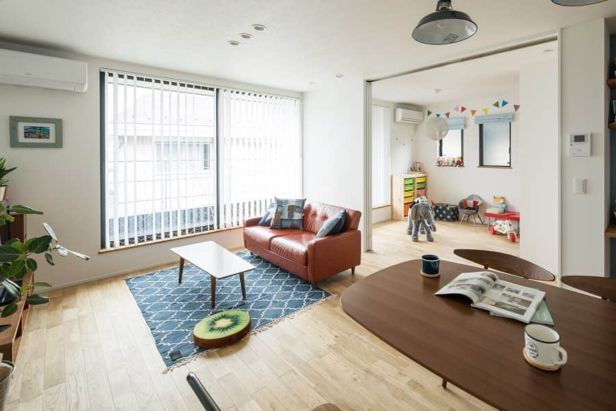 ルポハウス一級建築士事務所さんのインスタグラム写真 - (ルポハウス一級建築士事務所Instagram)「・ ・ ・ 家族が集まるリビングは、間仕切りを引き込むと更に大きな空間に。 ・ 今後はお子さまの成長に合わせて、独立した一室として使用できるフレキシブルな間取りです。 ・ ・ ・ 𓐌𓐌𓐌𓐌𓐌𓐌𓐌𓐌𓐌𓐌𓐌𓐌𓐌𓐌𓐌𓐌𓐌𓐌  ルポハウスの施工事例はこちらまで☞ @reposhouse  𓐌𓐌𓐌𓐌𓐌𓐌𓐌𓐌𓐌𓐌𓐌𓐌𓐌𓐌𓐌𓐌𓐌𓐌 #ルポハウス は#ちょっとかっこいい家 を"友人のために" という思いでつくっています。 一生に一度の#マイホーム。 「あなたにしかできない」×「ルポハウスだからできる」で、 私たちだけの#家づくり を思いっきり楽しんでみませんか？！ ・ ・ ・ #住宅 #注文住宅 #新築一戸建て #デザイナーズ住宅  #一級建築士事務所 #設計事務所  #滋賀県大津市 #滋賀県草津市 #滋賀県栗東市  #滋賀県近江八幡市 #リビングダイニング #リビングインテリア #ダイニングインテリア #子ども部屋インテリア #二世帯住宅 #２階リビング #無垢フローリング #ナラ材の床」7月26日 12時01分 - reposhouse