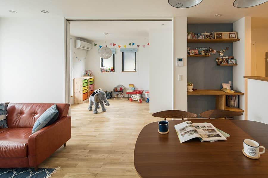 ルポハウス一級建築士事務所さんのインスタグラム写真 - (ルポハウス一級建築士事務所Instagram)「・ ・ ・ 家族が集まるリビングは、間仕切りを引き込むと更に大きな空間に。 ・ 今後はお子さまの成長に合わせて、独立した一室として使用できるフレキシブルな間取りです。 ・ ・ ・ 𓐌𓐌𓐌𓐌𓐌𓐌𓐌𓐌𓐌𓐌𓐌𓐌𓐌𓐌𓐌𓐌𓐌𓐌  ルポハウスの施工事例はこちらまで☞ @reposhouse  𓐌𓐌𓐌𓐌𓐌𓐌𓐌𓐌𓐌𓐌𓐌𓐌𓐌𓐌𓐌𓐌𓐌𓐌 #ルポハウス は#ちょっとかっこいい家 を"友人のために" という思いでつくっています。 一生に一度の#マイホーム。 「あなたにしかできない」×「ルポハウスだからできる」で、 私たちだけの#家づくり を思いっきり楽しんでみませんか？！ ・ ・ ・ #住宅 #注文住宅 #新築一戸建て #デザイナーズ住宅  #一級建築士事務所 #設計事務所  #滋賀県大津市 #滋賀県草津市 #滋賀県栗東市  #滋賀県近江八幡市 #リビングダイニング #リビングインテリア #ダイニングインテリア #子ども部屋インテリア #二世帯住宅 #２階リビング #無垢フローリング #ナラ材の床」7月26日 12時01分 - reposhouse