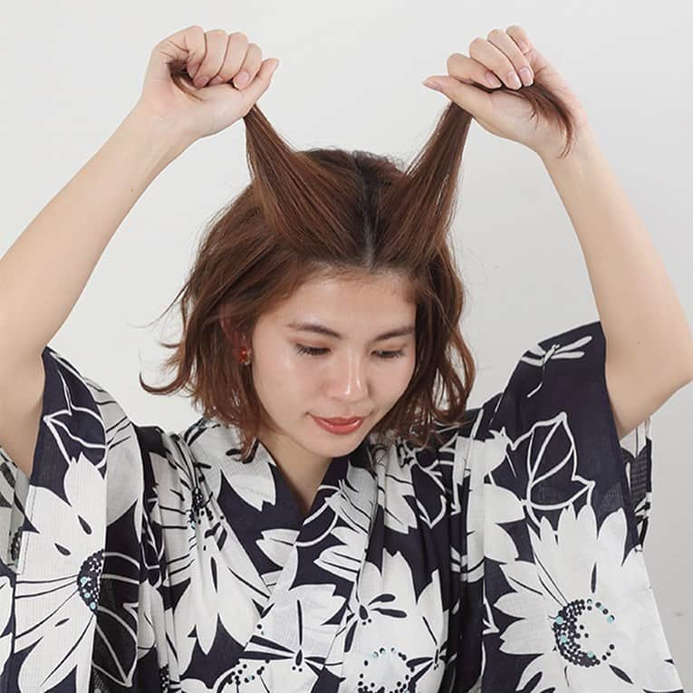 モッズ・ヘア スタイリングツールさんのインスタグラム写真 - (モッズ・ヘア スタイリングツールInstagram)「【HAIR TUTORIAL】⁣⁣⁣⁣⁣⁣ 浴衣に合わせる抜け感ミディアムヘア2⁣ ・⁣⁣⁣⁣⁣⁣ ・⁣⁣⁣⁣⁣⁣ 「大人アップバングアレンジ」⁣⁣⁣⁣⁣⁣ ・⁣⁣⁣⁣⁣⁣ あげた前髪で子供っぽくなりすぎないように、大きい動きのカールと大胆に出した後れ毛がポイントのアレンジ⁣ ・⁣⁣⁣⁣⁣⁣ ・⁣⁣⁣⁣⁣⁣ ① 25ｍｍ程度のアイロンで、全体を巻く。⁣ 毛先は外ハネベースで、表面と顔まわりは根元の方から巻き、動きをつける。⁣ ② 前髪をセンターで左右に分ける。⁣⁣ ③ 片側を2,3回ねじり、ピンで留める。⁣⁣⁣⁣⁣⁣⁣ ④ もみあげ、こめかみの毛束を少し残し、残りを耳にかける。反対も同様に。⁣ ⑤ もみあげ、こめかみの後れ毛を巻き完成。⁣ ⁣⁣⁣⁣⁣ ⁣⁣⁣⁣⁣⁣ hair: AYUMI SASAKI（mod’s hair SHINJUKU） ⁣⁣⁣⁣⁣⁣ ⁣⁣⁣ #modshair #モッズヘア ⁣ #modshairstylingtools #モッズヘアスタイリングツール ⁣ ⁣ #ヘアメイク #シンプル #大人可愛い #hairarrange #Straighthair ⁣ #スタイリング #セルフアレンジ #簡単ヘアアレンジ #簡単アレンジ #ゆる巻き #時短 ⁣ ⁣ #浴衣 #浴衣ヘア #浴衣アレンジ #浴衣ヘアアレンジ ⁣ ⁣ #ゆるふわ #アップヘア #アップバング #バング⁣ #ミディアムヘア #ショートアレンジ #ショートヘア ⁣ #shorthair #hairset #hairstyle #mediumhair」7月26日 12時02分 - mods_hair_stylingtools