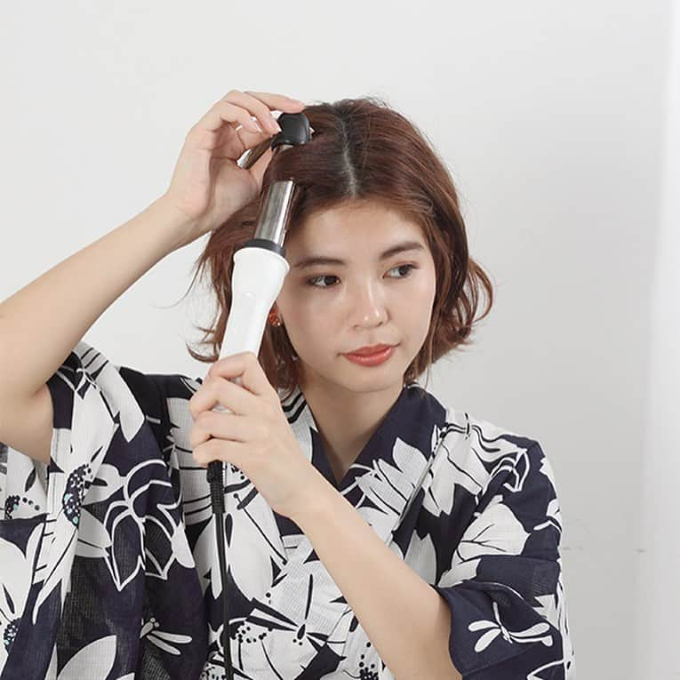 モッズ・ヘア スタイリングツールさんのインスタグラム写真 - (モッズ・ヘア スタイリングツールInstagram)「【HAIR TUTORIAL】⁣⁣⁣⁣⁣⁣ 浴衣に合わせる抜け感ミディアムヘア2⁣ ・⁣⁣⁣⁣⁣⁣ ・⁣⁣⁣⁣⁣⁣ 「大人アップバングアレンジ」⁣⁣⁣⁣⁣⁣ ・⁣⁣⁣⁣⁣⁣ あげた前髪で子供っぽくなりすぎないように、大きい動きのカールと大胆に出した後れ毛がポイントのアレンジ⁣ ・⁣⁣⁣⁣⁣⁣ ・⁣⁣⁣⁣⁣⁣ ① 25ｍｍ程度のアイロンで、全体を巻く。⁣ 毛先は外ハネベースで、表面と顔まわりは根元の方から巻き、動きをつける。⁣ ② 前髪をセンターで左右に分ける。⁣⁣ ③ 片側を2,3回ねじり、ピンで留める。⁣⁣⁣⁣⁣⁣⁣ ④ もみあげ、こめかみの毛束を少し残し、残りを耳にかける。反対も同様に。⁣ ⑤ もみあげ、こめかみの後れ毛を巻き完成。⁣ ⁣⁣⁣⁣⁣ ⁣⁣⁣⁣⁣⁣ hair: AYUMI SASAKI（mod’s hair SHINJUKU） ⁣⁣⁣⁣⁣⁣ ⁣⁣⁣ #modshair #モッズヘア ⁣ #modshairstylingtools #モッズヘアスタイリングツール ⁣ ⁣ #ヘアメイク #シンプル #大人可愛い #hairarrange #Straighthair ⁣ #スタイリング #セルフアレンジ #簡単ヘアアレンジ #簡単アレンジ #ゆる巻き #時短 ⁣ ⁣ #浴衣 #浴衣ヘア #浴衣アレンジ #浴衣ヘアアレンジ ⁣ ⁣ #ゆるふわ #アップヘア #アップバング #バング⁣ #ミディアムヘア #ショートアレンジ #ショートヘア ⁣ #shorthair #hairset #hairstyle #mediumhair」7月26日 12時02分 - mods_hair_stylingtools