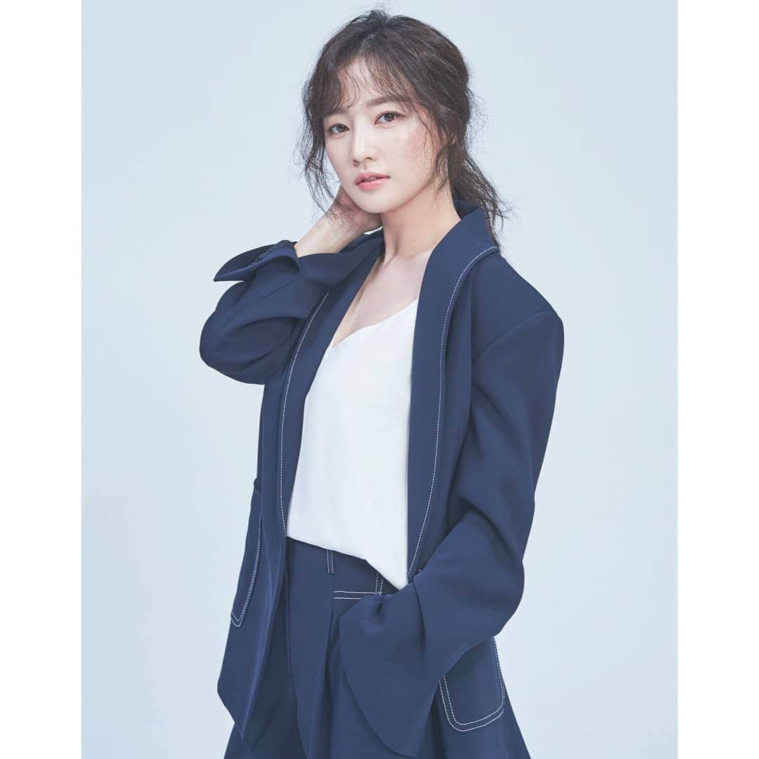 キングコングエンターテインメントさんのインスタグラム写真 - (キングコングエンターテインメントInstagram)「배우 송하윤 씨의 새로운 프로필 전/격/공/개 🎶 시크美부터 내추럴한 분위기와 러블리한 미소까지! 3색 매력의 하윤 씨를 만나보세요🙌🏻 - 곧 공개 예정인 프로필 촬영 현장 비하인드도 기대 부탁드립니다❤ - #배우 #송하윤 #SongHaYoon #새로운 #프로필 #공개 #시크 #내추럴 #러블리 #다채로운 #매력 #가득 #☺ #💝」7月26日 12時07分 - kkbyss