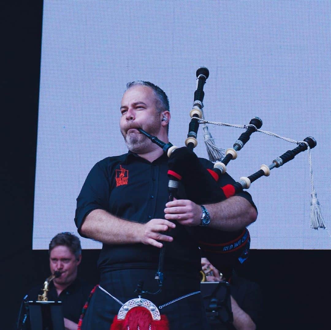 のインスタグラム：「【#フジロック現地レポ】GREEN STAGE は話題のグループこと「Red Hot Chilli Pipers」でスタート！ #フジロック #fujirock #redhotchillipipers」