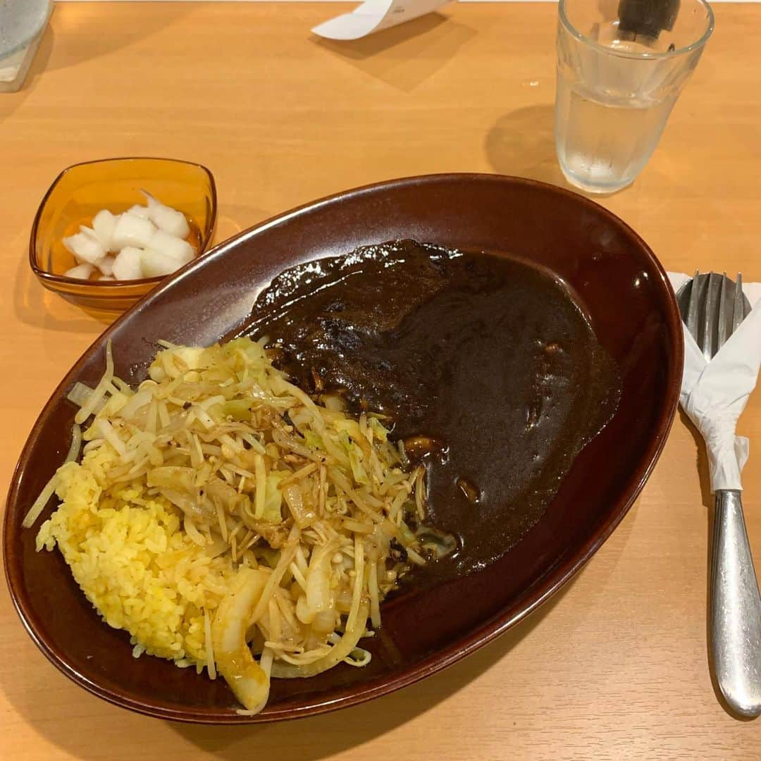 くろさんのインスタグラム写真 - (くろInstagram)「みぼうじんカレー🍛野菜炒めカレー850円 #3日連続カレー #黄レンジャーかよ #みぼうじんカレー #響きがエロい #ネーミングセンス抜群 #味も良し #野菜炒めカレー #淡路島産たまねぎのピクルス付き #ニュー新橋ビル3階 #ニュー新橋ビル #新橋ランチ」7月26日 12時10分 - m6bmw