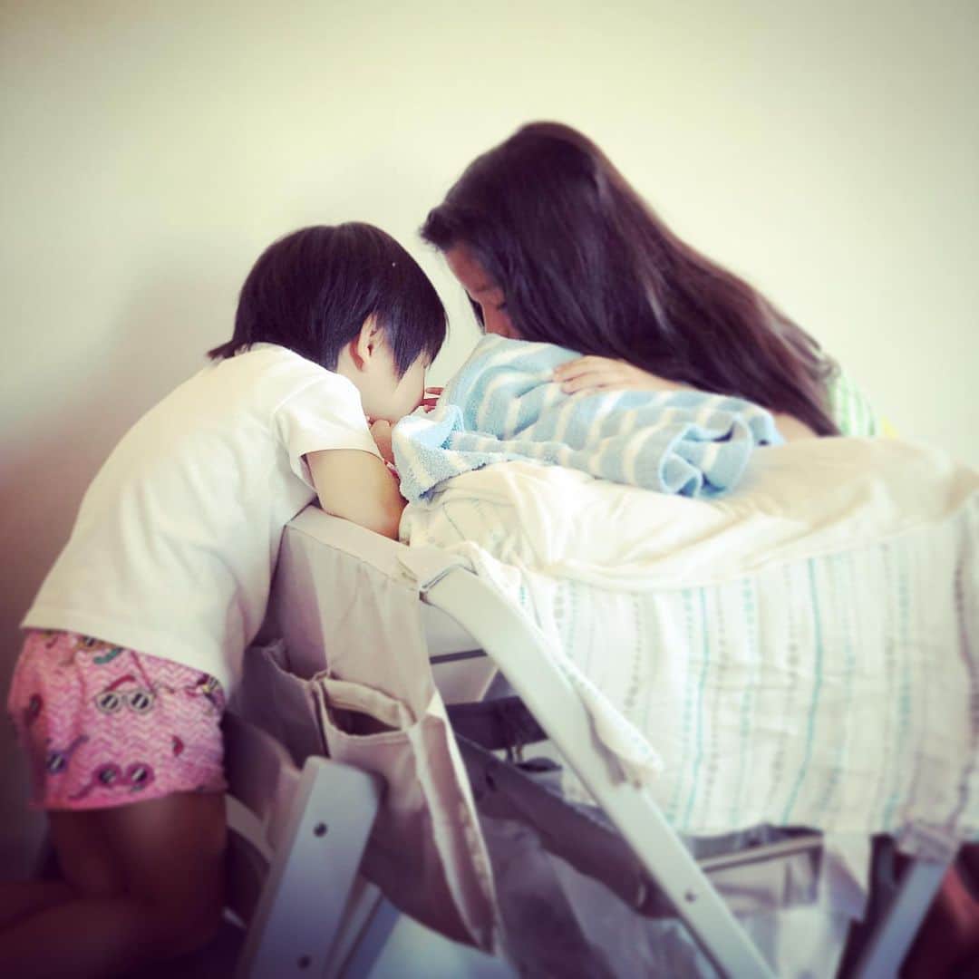 涼紫央さんのインスタグラム写真 - (涼紫央Instagram)「なゆリオは ずっと赤ちゃんが気になって お世話したくて仕方ない…^ ^ #新生児」7月26日 12時12分 - toitoitoi