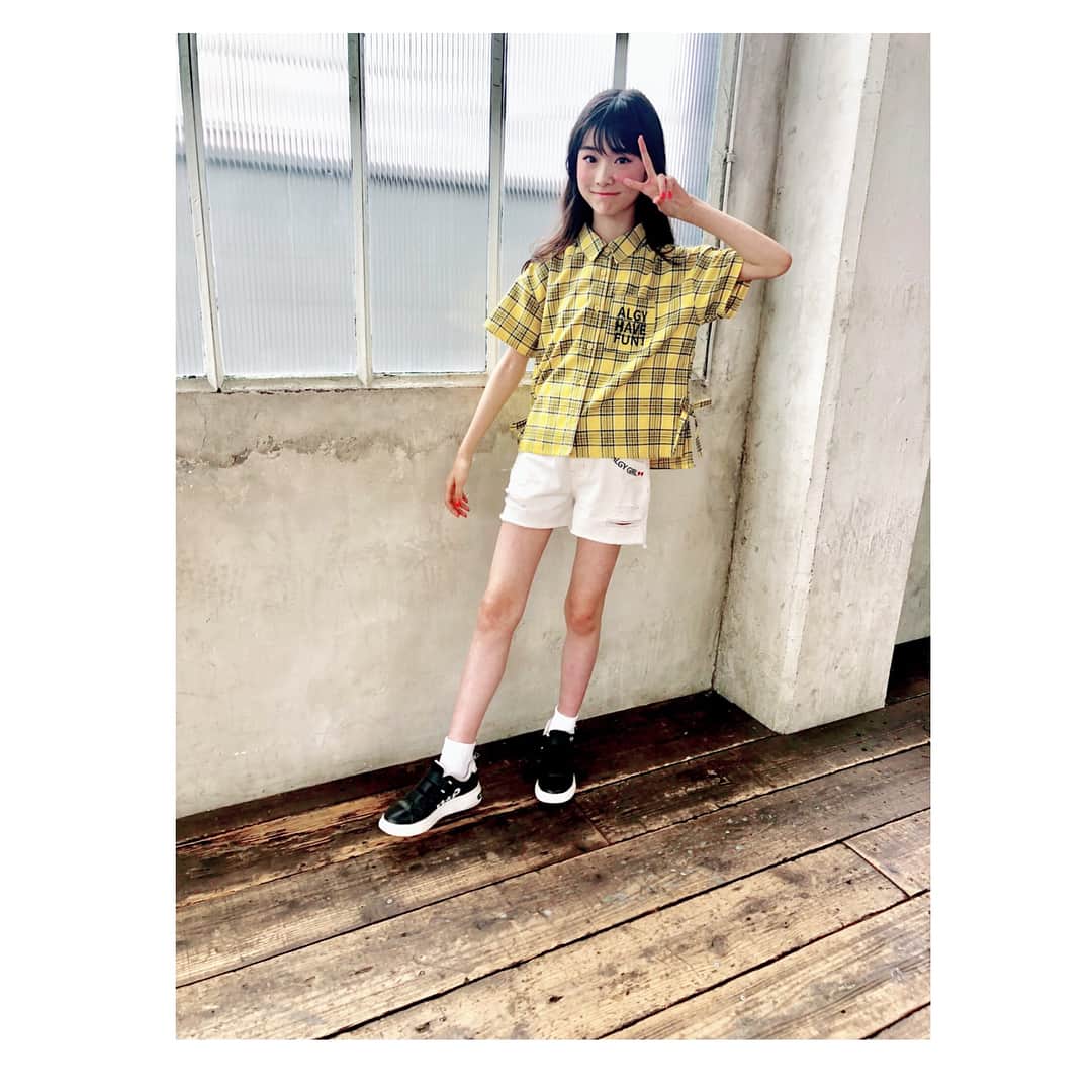 のインスタグラム：「×💛×💛×💛×💛×💛× ある日の #あきふく  シャツのサイドにちょこっとついてるリボンがかわE🥰 . . あきぴょんいつもおしゃれだなっ👽♥️ #近藤藍月  #ニコプチ  #シャツもショーパンも @algy_official だよ💝 #靴はアキレスコラボの #ニコプチスクールスニーカー👟」
