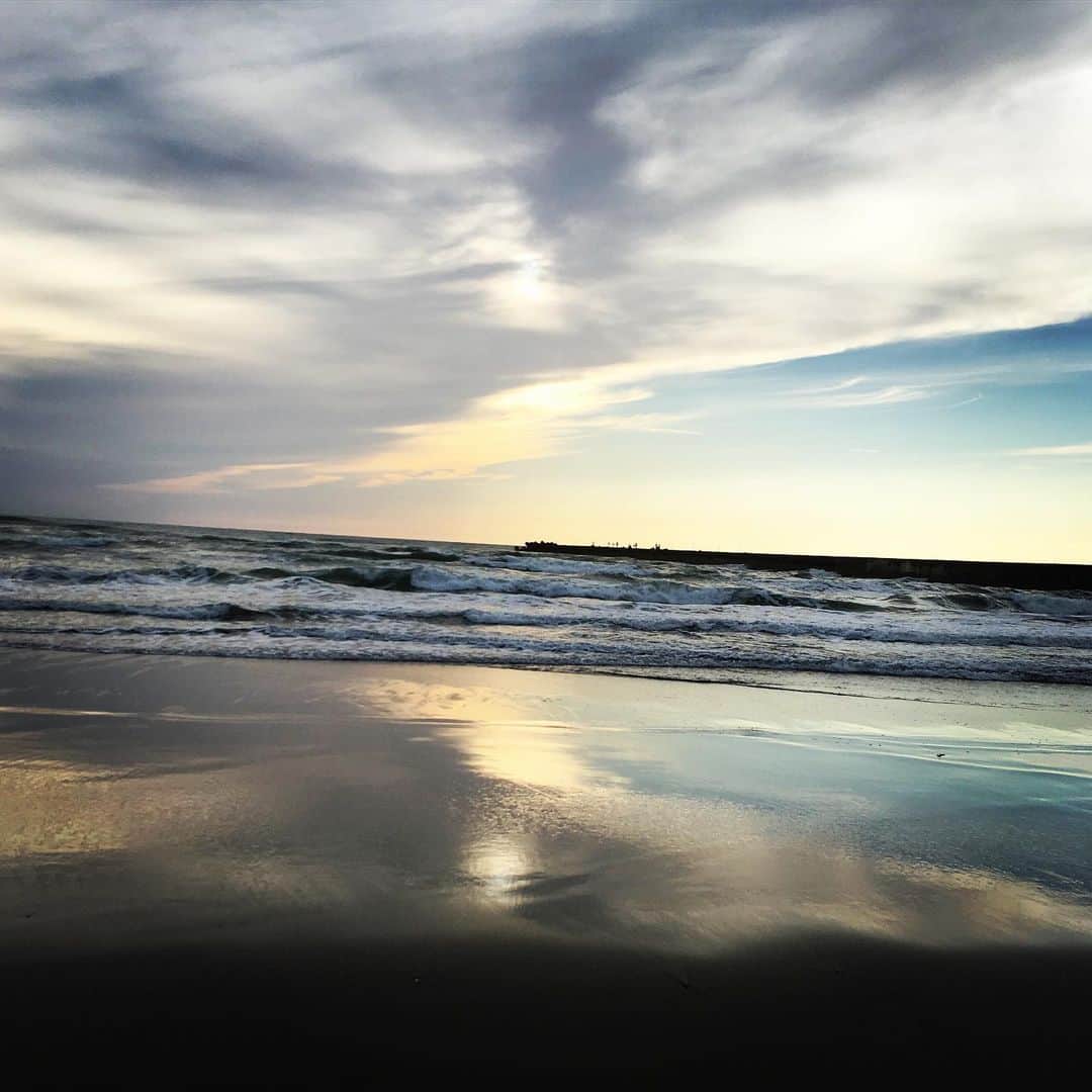 のインスタグラム：「見てると沖縄の海を思い出す 山形、とても良かったよ  今日も今日とて、えいっ🤛  #japan #yamagata #ocean  #beach#photo #instagood  #beautiful #sunset #civilianskunk  #シベスカ#シベリアンスカンク」