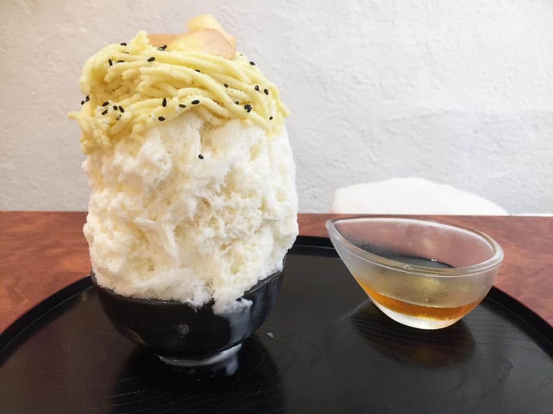 原田麻子さんのインスタグラム写真 - (原田麻子Instagram)「おいもんぶらん  小サイズ  外せない好きな味。 かために絞り出したおいもペーストとみたらし蜜の美味しさよ…  #かき氷#おやつ#かき氷🍧#shaveice #sweets#ごはん記録」7月26日 12時28分 - achakoko