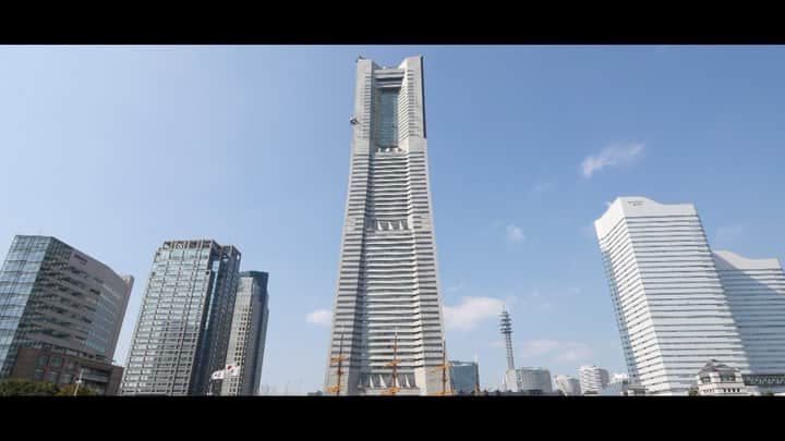 横浜ロイヤルパークホテルのインスタグラム：「49階に位置する会員制のフィットネスクラブ。 空に手が届きそうな眺望と、非日常的な開放感の中、日々の疲れをリフレッシュできるメニューをご用意してお待ちしています。 ここは、横浜ロイヤルパークホテルのホスピタリティが息づく、天空のリラクゼーションフィットネスです。  #横浜ロイヤルパークホテル #yokohamaroyalparkhotel」