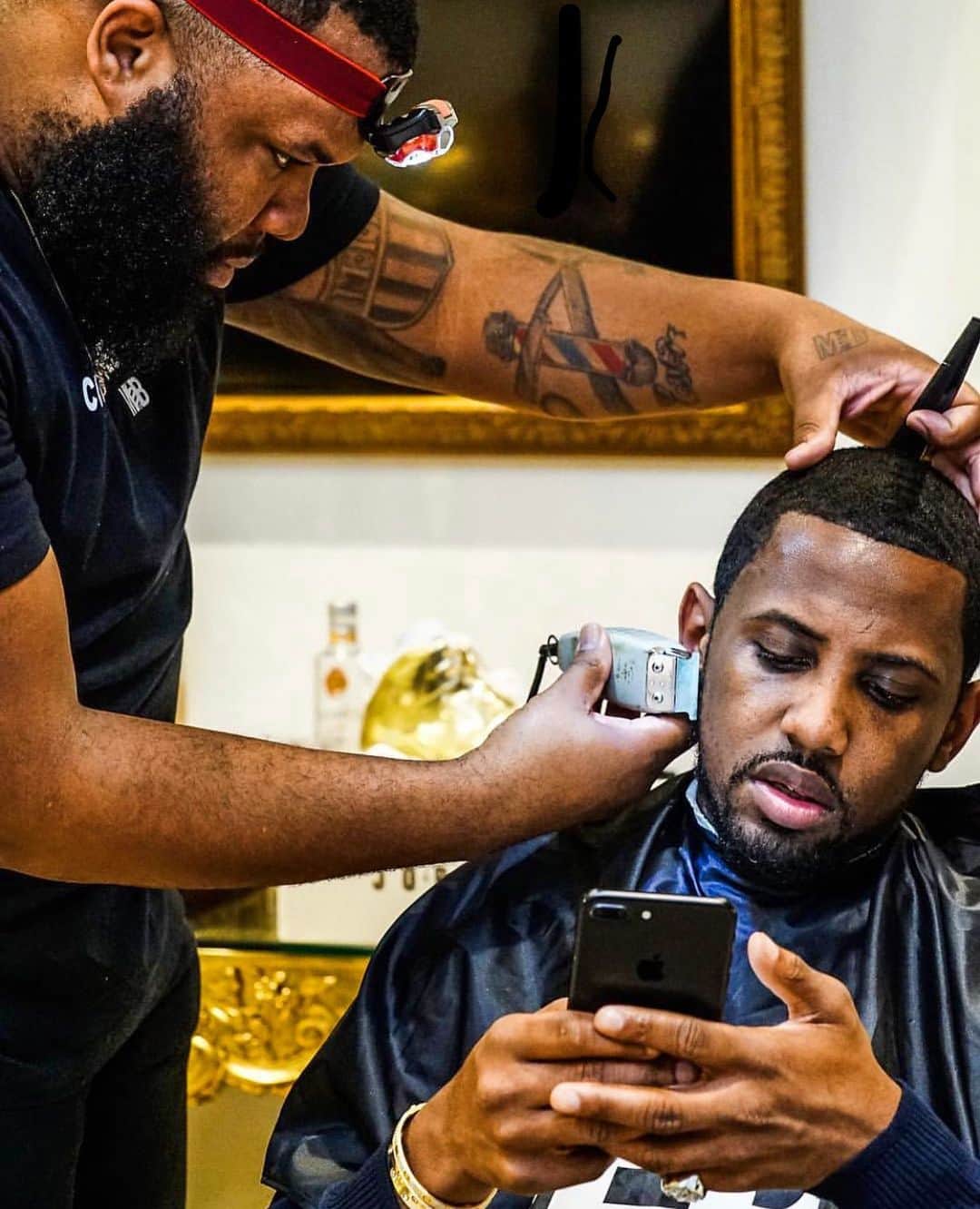 ファボラスのインスタグラム：「Happy Birthday to the man who keeps me sharp, literally.. my brother @meetthebarber. Celebrate Life for him! 🎈」