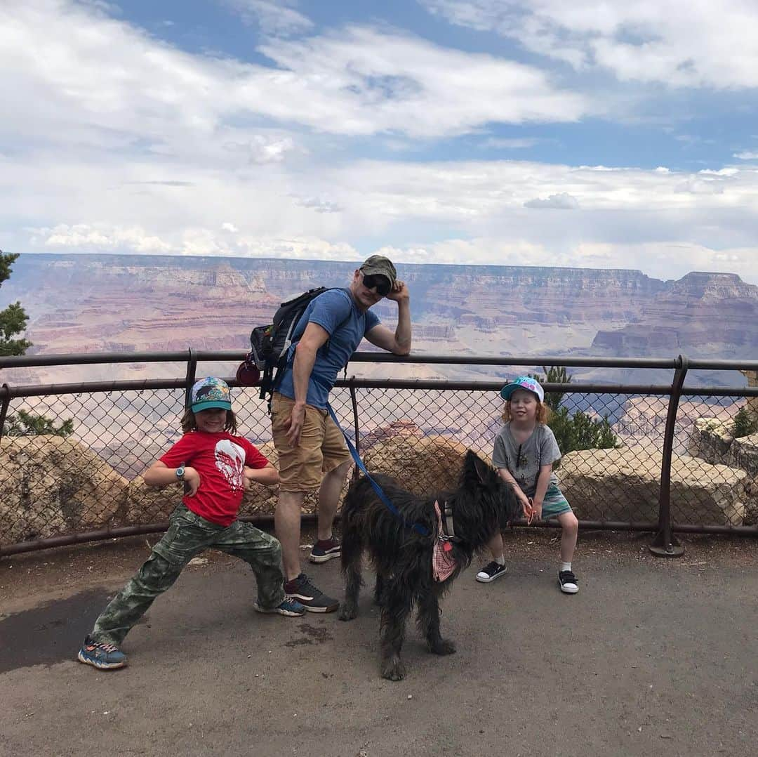 カイル・ガルナーさんのインスタグラム写真 - (カイル・ガルナーInstagram)「My time shooting interrogation in New Mexico for @cbsallaccess has come to an end, i have one more week in Los Angeles and then it’s complete. I finally got some family time in that was longer than 3 days! We spent a few days together in Albuquerque and now we are on the road back to Los Angeles. Took a stop at the Grand Canyon today, took walks around where we are staying, had root beer floats, explored flagstaff and bought books and magic trinkets. It’s just the recharge I needed before the final push. See you soon LA.」7月26日 12時35分 - kylegface