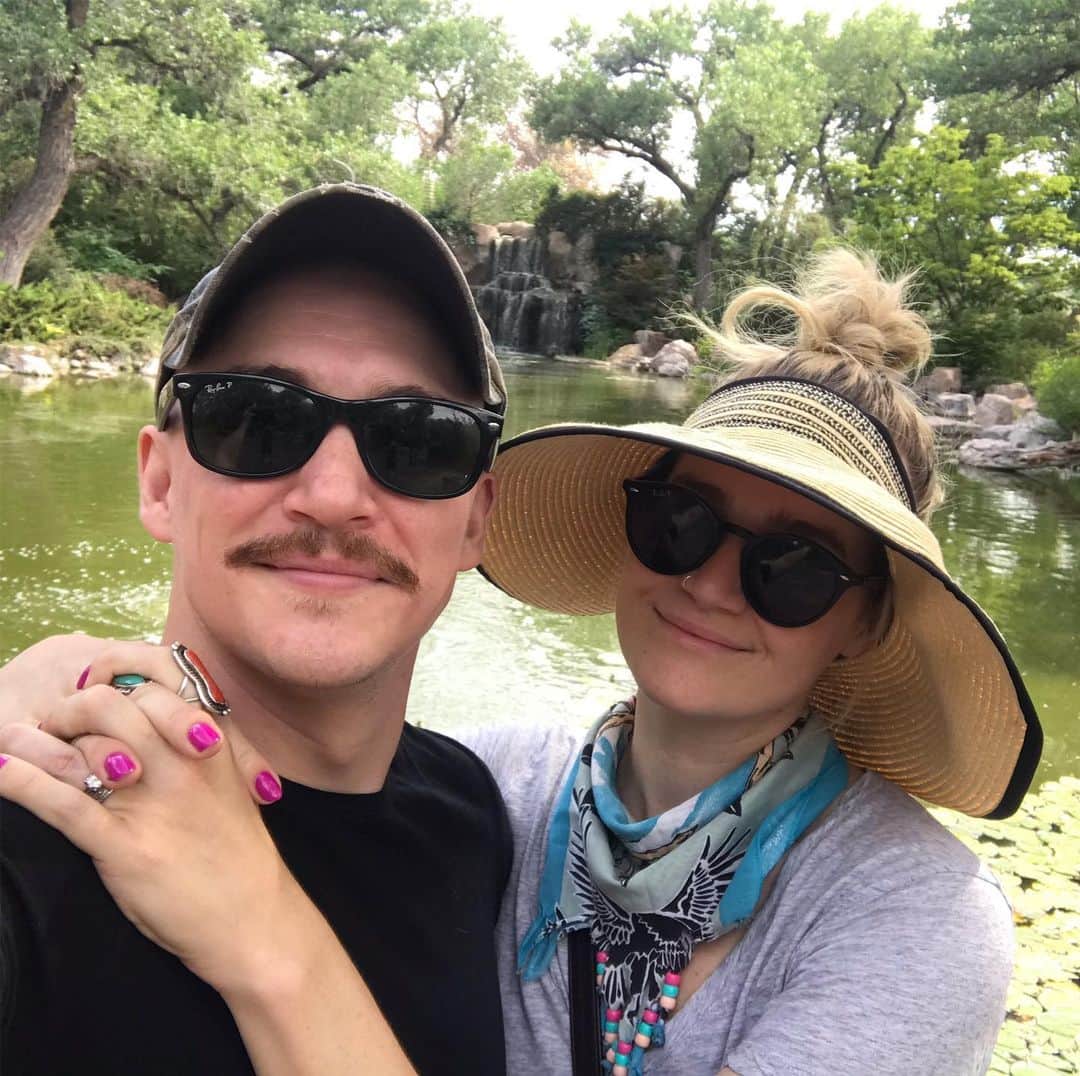 カイル・ガルナーのインスタグラム：「My time shooting interrogation in New Mexico for @cbsallaccess has come to an end, i have one more week in Los Angeles and then it’s complete. I finally got some family time in that was longer than 3 days! We spent a few days together in Albuquerque and now we are on the road back to Los Angeles. Took a stop at the Grand Canyon today, took walks around where we are staying, had root beer floats, explored flagstaff and bought books and magic trinkets. It’s just the recharge I needed before the final push. See you soon LA.」