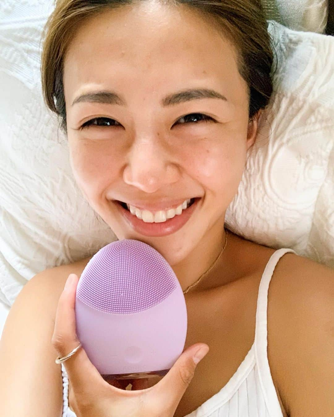 吉田夏海さんのインスタグラム写真 - (吉田夏海Instagram)「最近お気に入りの洗顔器FOREO💜💜💜 . スエーデンのブランドでシリコンで出来てるからお肌を傷つけず衛生的だし完全にウォータープルーフだからお風呂でも使えちゃう優れもの💁🏽‍♀️✨ . いつもの洗顔だと落としきれない毛穴の汚れとか皮脂や角質をエイジングケアできるんだ🤗 . 振動が心地よくて洗い終わりがほんとスッキリさっぱり✨✨✨ . 洗い終わってからLUNA2は裏面にエイジングケアマッサージ機能が付いていて化粧水を塗って使うとより浸透させてくれるんだ🧖🏽‍♀️ . とにかくお顔がスッキリして気持ちが良い🤞✨ . LUNA2との洗顔ルーティーンですっぴん力アップ🤩 . @foreo_jp  #FOREO  #luna2  #pr  #foreo_japan #すっぴん #毛穴ケア」7月26日 12時36分 - natsumiiiiiiiiiii