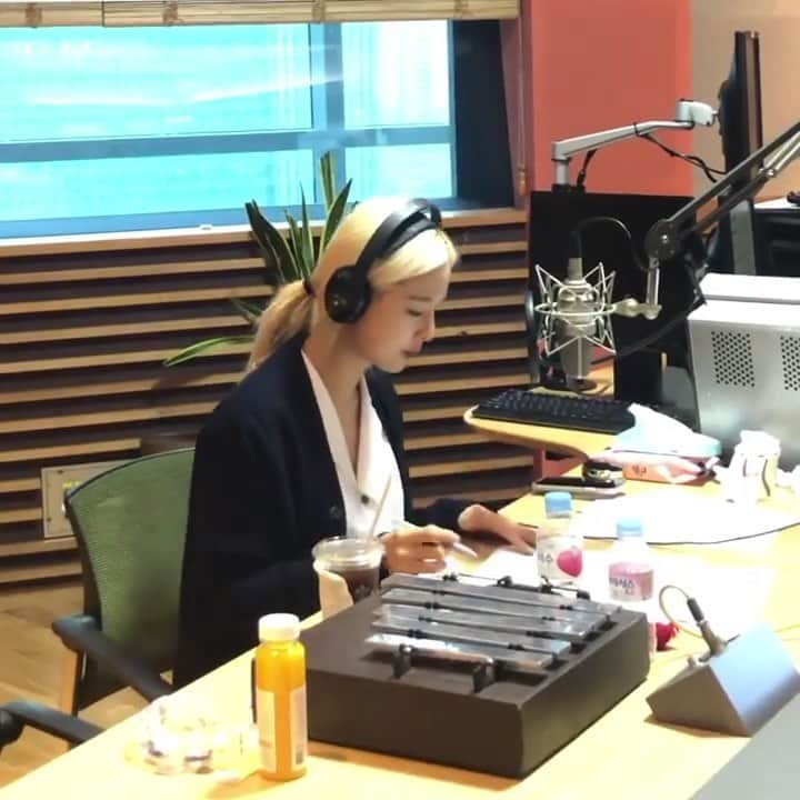 EXIDのインスタグラム：「#Repost @goodmorningfm ・・・ _ 무한 반복으로 귀호강 하세요❣️ _ #굿모닝FM솔지입니다 #솔지 #솔디 #이제는부를수있다 #이촌동김선생 #김영우 #스윗소로우 #알라딘 #알라딘ost #speechless #두분_듀엣곡_소취_해봅니다 🙏 #솔지x영우_버전의_A_whole_new_world_듣고싶은_아침」