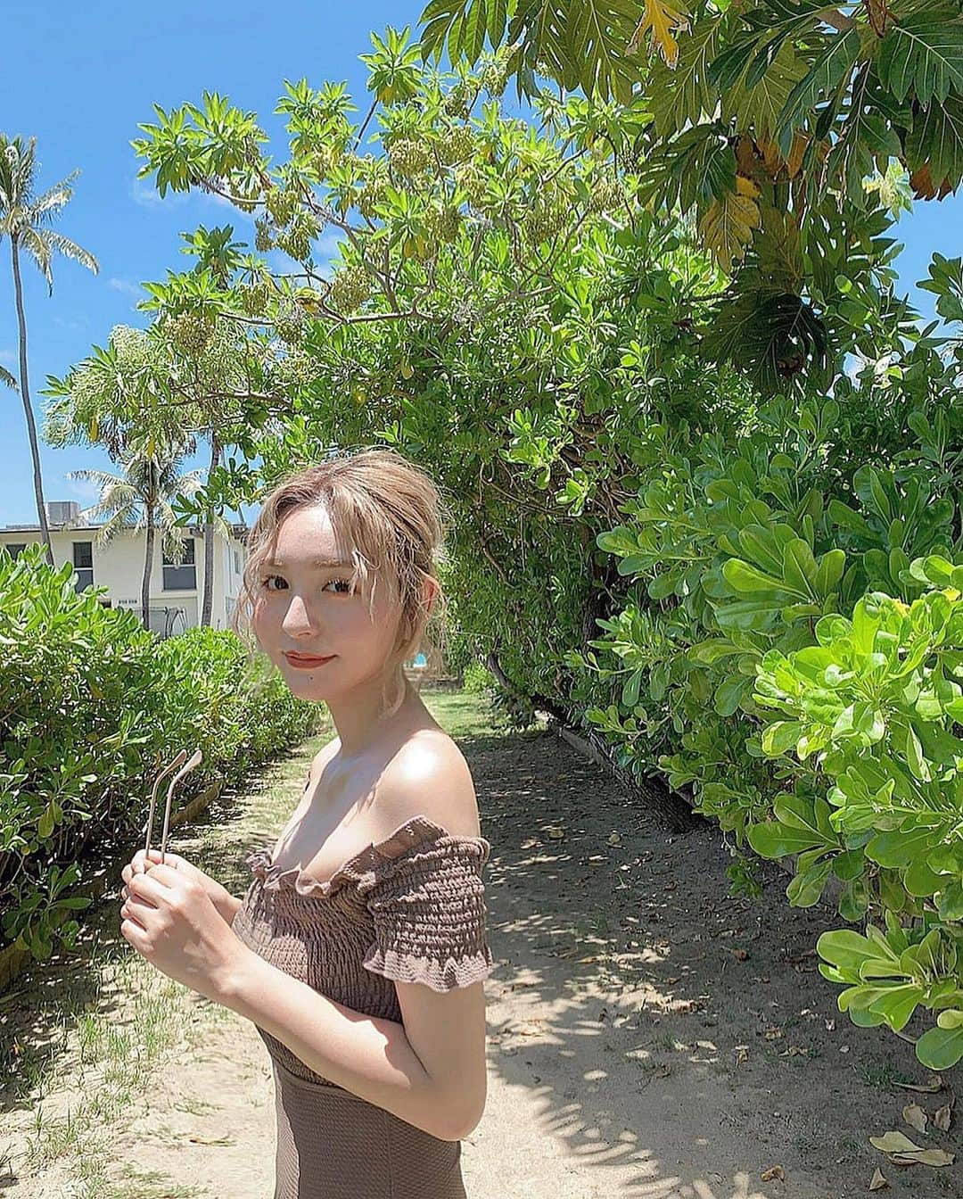 前山奈津巴さんのインスタグラム写真 - (前山奈津巴Instagram)「狂ったようにハワイの写真を投稿したので、いったんおやすみしようかな〜〜🤔この日は、帽子を脱いでしまったので頭皮が日焼けして、シャンプーするたびに耐えれない痛みに悩まされてました。。。🧴 . 今日は日本も晴れたね☀️ . #hawaii #🍍 #🌴 #swimwear」7月26日 12時48分 - natsuha_maeyama