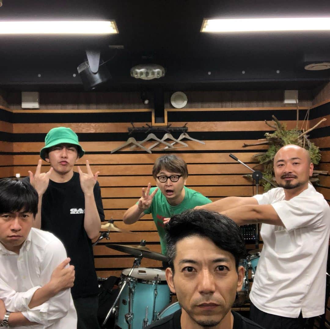 森慎太郎のインスタグラム：「明日は鈴鹿で久しぶりのどぶろっかーず❕ スタジオ入ってバンドみたい笑 この感じだとみんな余裕だ！ 待ってろ！８フェス！ #鈴鹿 #鈴鹿8耐 #8フェス #どぶろっかーず」