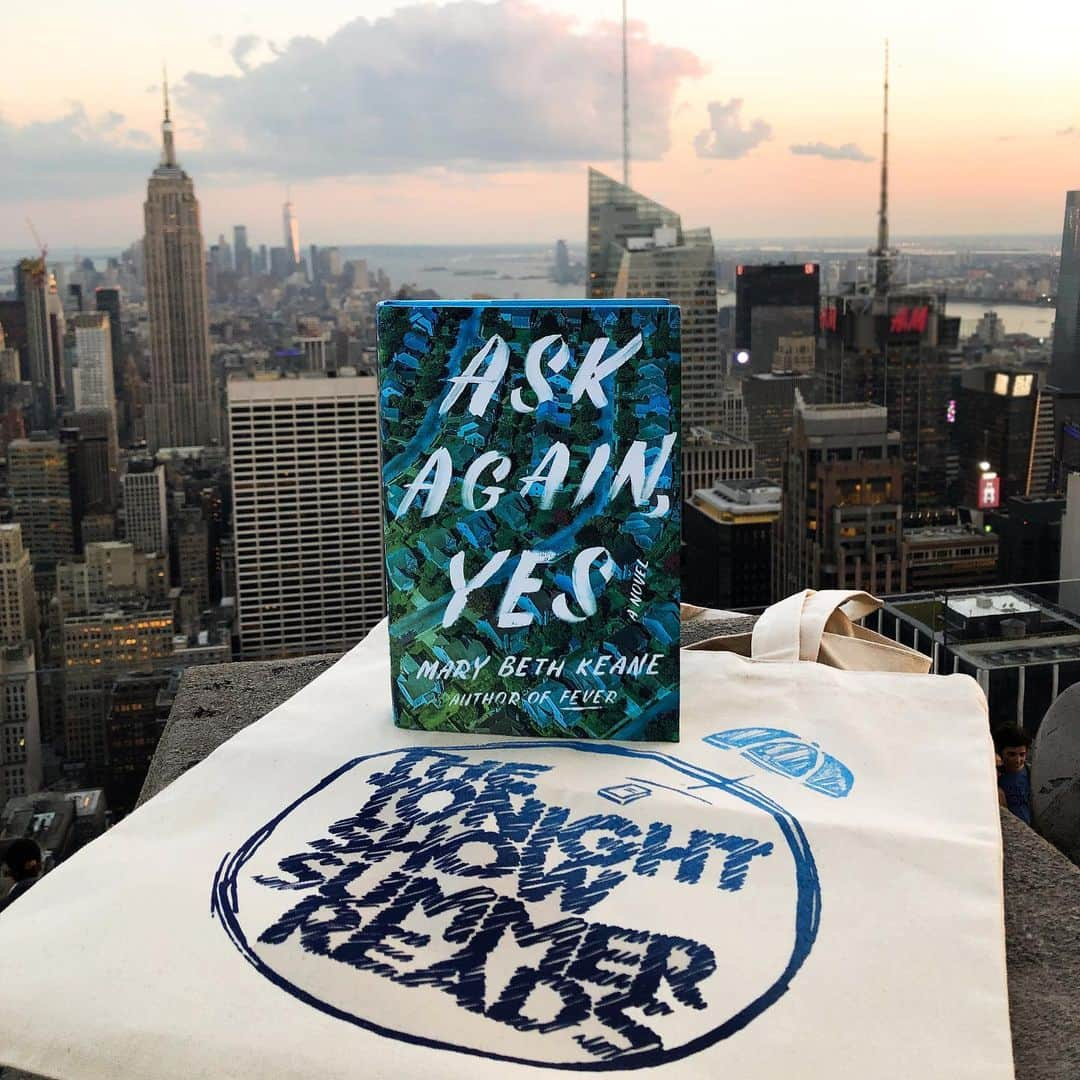 ジミー・ファロンさんのインスタグラム写真 - (ジミー・ファロンInstagram)「You voted! The 2019 Tonight Show Summer Reads winning book is... "Ask Again, Yes" by @marybethkeane!  Link in bio to find out where to get a copy. Read along with me using #TonightShowSummerReads!」7月26日 12時46分 - jimmyfallon