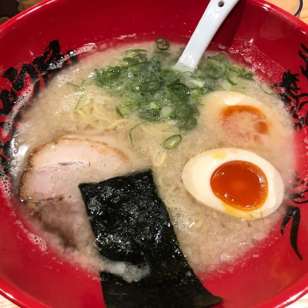 おごせ綾さんのインスタグラム写真 - (おごせ綾Instagram)「#ずんどう屋#まみれ#豚骨ラーメン#こってり #ふーどすたぐらむ #foodstagram #gourmet#yummymummies#yummy#gourmet#delicious #グルメ#グルメ好きな人と繋がりたい #ごはん #めしすたぐらむ #foodphotography #foodporn #foodie #foodyvietnam こってりしてるけど、くどくなくて美味しい(^^)」7月26日 12時52分 - ogose0123