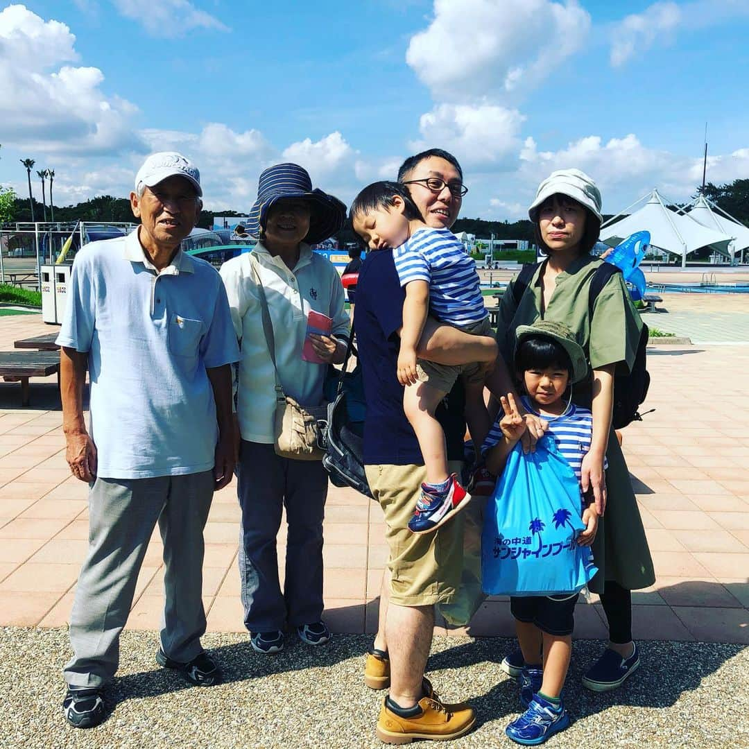 海の中道サンシャインプールさんのインスタグラム写真 - (海の中道サンシャインプールInstagram)「本日7/26、本年の来場者2万人を突破しましたーーー😄😄😄 記念の2万人目のお客さまは、福岡市からお越しのファミリーでした❗️サンシャインプールから記念品を贈呈させていただきました🎁おじいちゃん、おばあちゃん、パパ、ママ、みんなで楽しい思い出を作ってくださいね😇😇😇 次回は3万人目のご来場者の方にプレゼントを差し上げる予定です‼️ #サンシャインプール #海の中道サンシャインプール #sunshinepool #海の中道海浜公園 #海の中道 #うみなか #uminonakamichiseasidepark #uminonakamichi #uminaka #夏 #夏休み #福岡の夏 #summer #晴れ #850万人 #850万人突破 #1万人ごとにプレゼント  #2万人突破 #記念品 #記念品贈呈 #プレゼント #福岡医健・スポーツ専門学校 #キッズスイミング教室 #水泳教室」7月26日 12時52分 - uminaka_sunshinepool