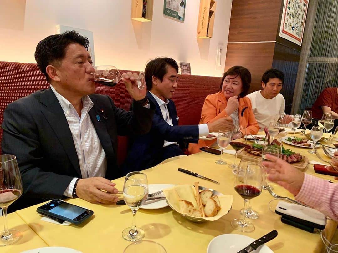 平井卓也さんのインスタグラム写真 - (平井卓也Instagram)「美味しいイタリアンを食べながらクールジャパン戦略について意見交換。クリエイティブな仲間のネットワークによってワクワクすることをやるのもクールジャパン戦略の重要な部分です。日本はどの時代もクリエイティブな人たちが活躍してきたことによって、日本の魅力の幅の広さと奥の深さをつくって来ました。皆さん、これからもよろしくお願いします！#平井卓也 #cooljapan #クールジャパン」7月26日 12時54分 - hiratakuchan0125