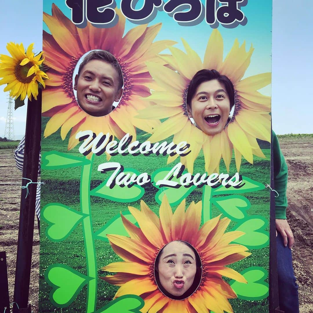 キンタロー。さんのインスタグラム写真 - (キンタロー。Instagram)「今日は良い天気ですね🌞﻿ ﻿ 昨日の秘密のケンミンSHOW 内﻿ 大人気トレンディドラマ﻿ 〜辞令は突然に〜﻿ #オカダカズチカ さんと夫婦役😍😍😍😍﻿ あぁん💓こんな優しくて強い旦那様最高❤❤ ﻿ 憧れのお姫様だっこも😆💓 本当に軽々と﻿ 持ち上げて下さり、 萌えを通り越し﻿ 鼻血からの気絶でした。﻿ ﻿ オカダさんの生き様✨﻿ 本当にかっこいいんですよね。﻿ 地元も岡崎市の隣町である﻿ 安城市なんです〜😍なんか嬉しいっ😆﻿ 自伝出されたら﻿ 絶対#フライングゲット しようと思います。﻿ ﻿ 京一郎さん (#水沢駿)とオカダさんと顔パネルもしましたっ😆💓﻿ ﻿ キラキラのひまわり畑でした〜🌻🌻🌻🌻﻿ ﻿ ﻿ 愛知県編に出演できて嬉しかったです﻿ #秘密のケンミンSHOW  様有難うございます﻿ ﻿ #岡崎市﻿ #安城市﻿ #知多市﻿ #観光農園花ひろば﻿ #魚太郎﻿ ﻿」7月26日 12時56分 - kintalo_