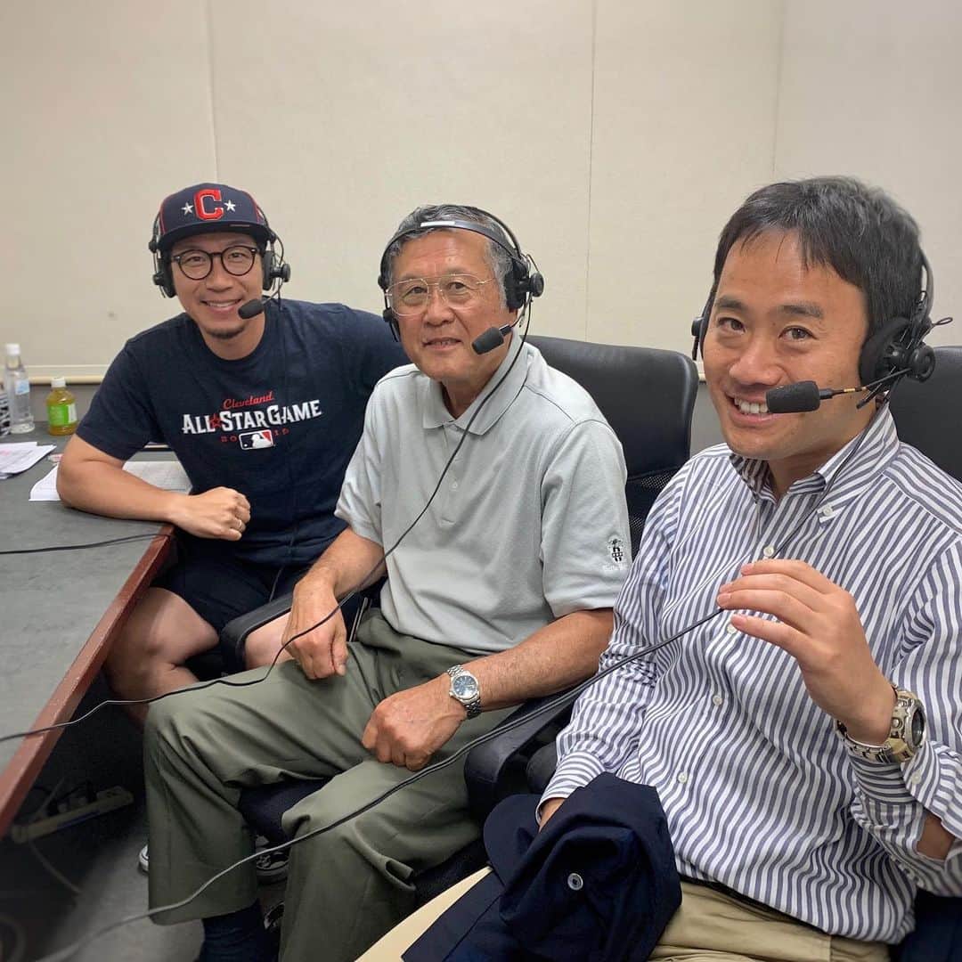 多村仁志さんのインスタグラム写真 - (多村仁志Instagram)「#⚾️ #mlb 今日は、#日本人初 の #メジャーリーガー で #ホークス の大先輩でもあるマッシー村上さん( #村上雅則 さん)との #ダブル解説 🎙 ・ 熊谷アナウンサーと共に #田中将大 投手登板ゲームを解説でした。 ・ 今日は初回から #bostonredsox の打線が爆発❗️ ・ 来週 #ヤンキースタジアム で同じカードの対戦があるので田中投手には本拠地でREDSOX相手にリベンジを期待したいと思います(๑و•̀ω•́)و ・ #JSPORTS #yankees #redsox #AmericanLeague #east #宿命の対決 #FenwayPark」7月26日 12時56分 - hit_tamu