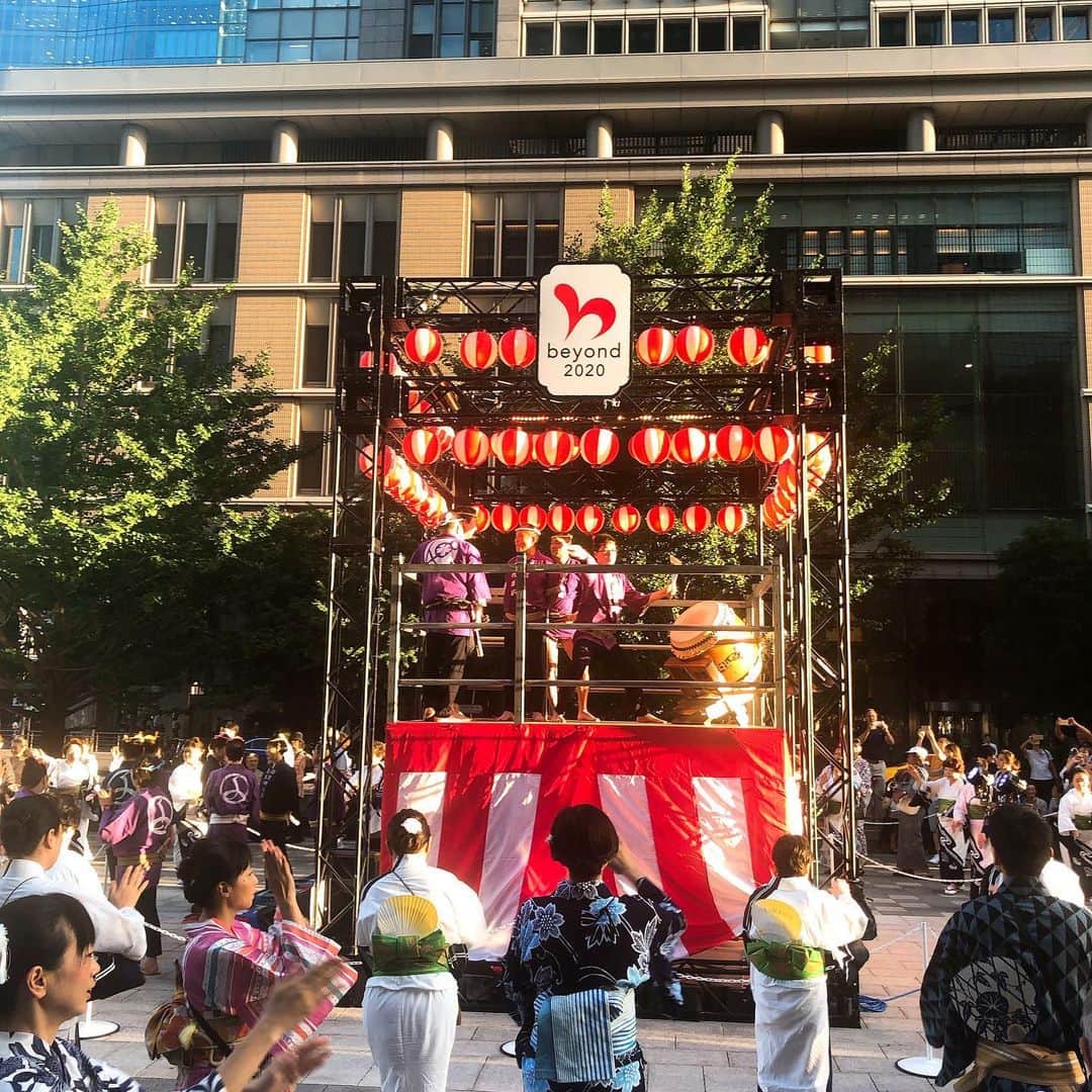東京ステーションホテルTokyo Station Hotelさんのインスタグラム写真 - (東京ステーションホテルTokyo Station HotelInstagram)「今年も東京駅舎前の行幸通りで打ち水が行われました！今は盆踊り祭りが始まっています。﻿ 東京のど真ん中で、軽快な音頭とともに“日本の夏”をお楽しみください。 ﻿ ﻿ “Uchimizu” event has just been held at Marunouchi now.﻿ Now, “Bon-odori” festival is begining! Enjoy Japanese style dance with traditional.﻿ ﻿ —————————————————————﻿﻿ #summerfestival #summernights #bonodori #japanesetradition #tokyostation #marunouchi #tokyostationhotel #東京ステーションホテル #東京駅 #丸の内 #夏の風物詩 #東京駅舎 #盆踊り #打ち水 #夏祭り #日本の夏 #屋台 #出店」7月26日 18時26分 - tokyostationhotel