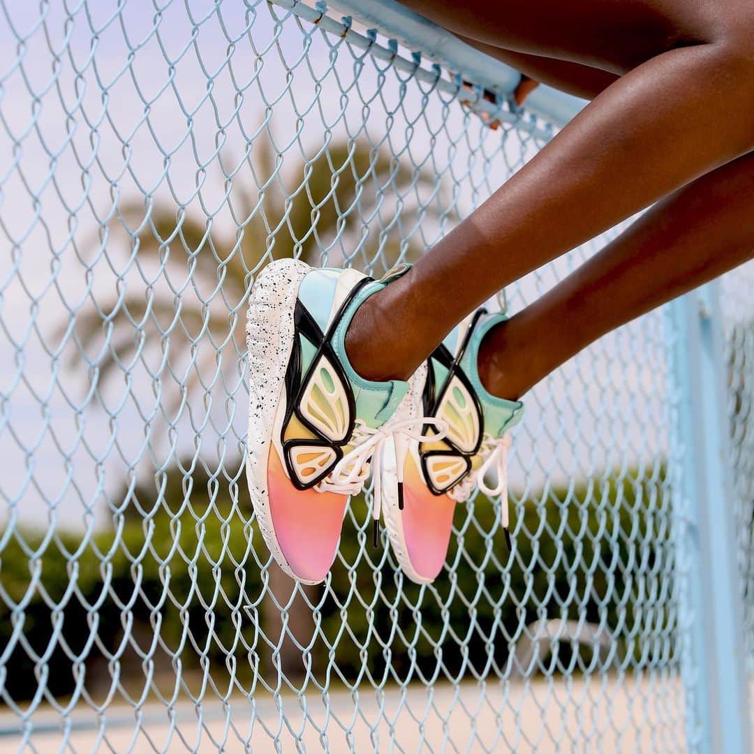 SOPHIA WEBSTERさんのインスタグラム写真 - (SOPHIA WEBSTERInstagram)「Turn up the heat on your #SneakerGame with #SophiaWebster Fly-By 🦋」7月26日 18時28分 - sophiawebster