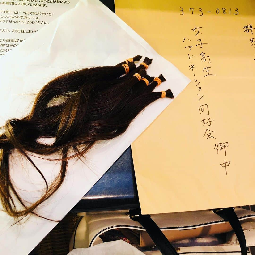 田野辺実鈴さんのインスタグラム写真 - (田野辺実鈴Instagram)「髪切ってサッパリ✨ 実は、#ヘアドネーション のために伸ばしてきた髪💇 病気や事故で頭髪を失った子どもたちのために、寄付された髪の毛で ウィッグを作り無償で提供する活動です。 多くの方がオシャレを 楽しめますように。 今回は、ヘアドネーションの活動を 頑張っている 女子高生の団体に寄付します💓 興味のある方は、 ヘアドネーション  検討してみてくださいね✨ #女子高生ヘアドネーション同好会 #ウィッグ #３１㎝以上 #イメチェン」7月26日 13時00分 - misuzu_tanobe