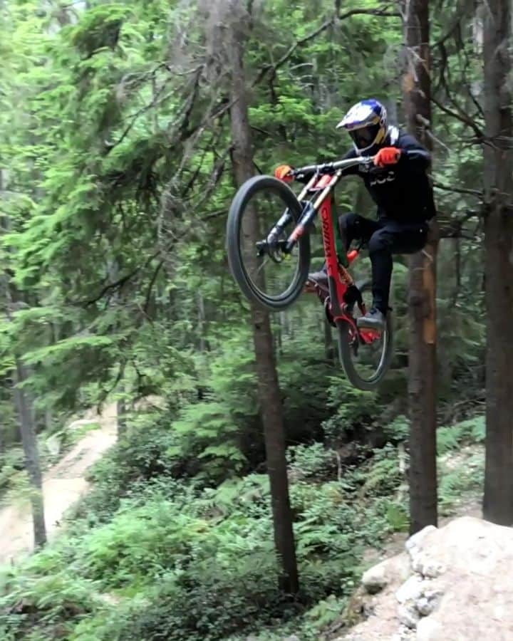 レッドブルのインスタグラム：「Making manuals look automatic 💯 🚲: @wibmerfabio #redbull #givesyouwings #bike #trails #fromwhereiride #bikelife #mtb」