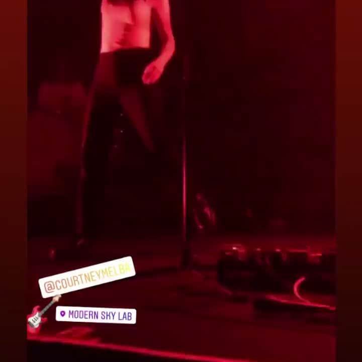 コートニー・バーネットのインスタグラム：「Thanks Shanghai !!! ❤️❤️❤️❤️❤️❤️❤️❤️❤️❤️ video by @andrea_salazarrrr」