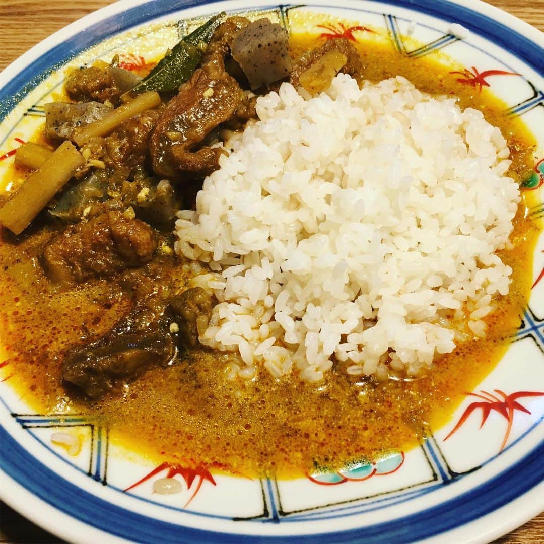 トータス松本のインスタグラム：「牛スジとこんにゃくのカレー！あー何ていうのかなこの胸のモヤモヤは。 #牛スジ #悪くない #こんにゃく #可もなく不可もない #おいしいかおいしくないか  #普通 #はい次いってみよう」